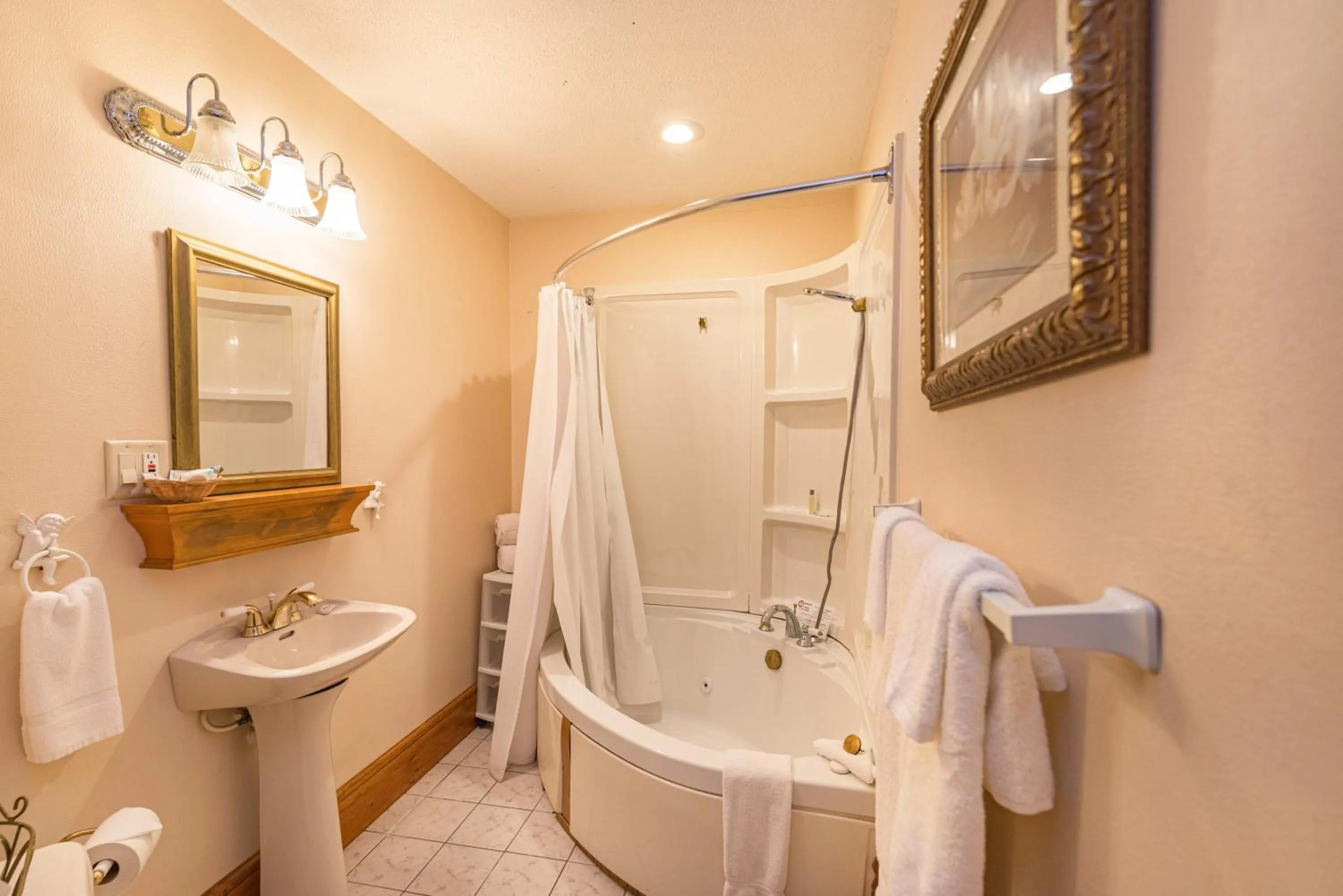 Hot Tub in White Rose Inns & Motel