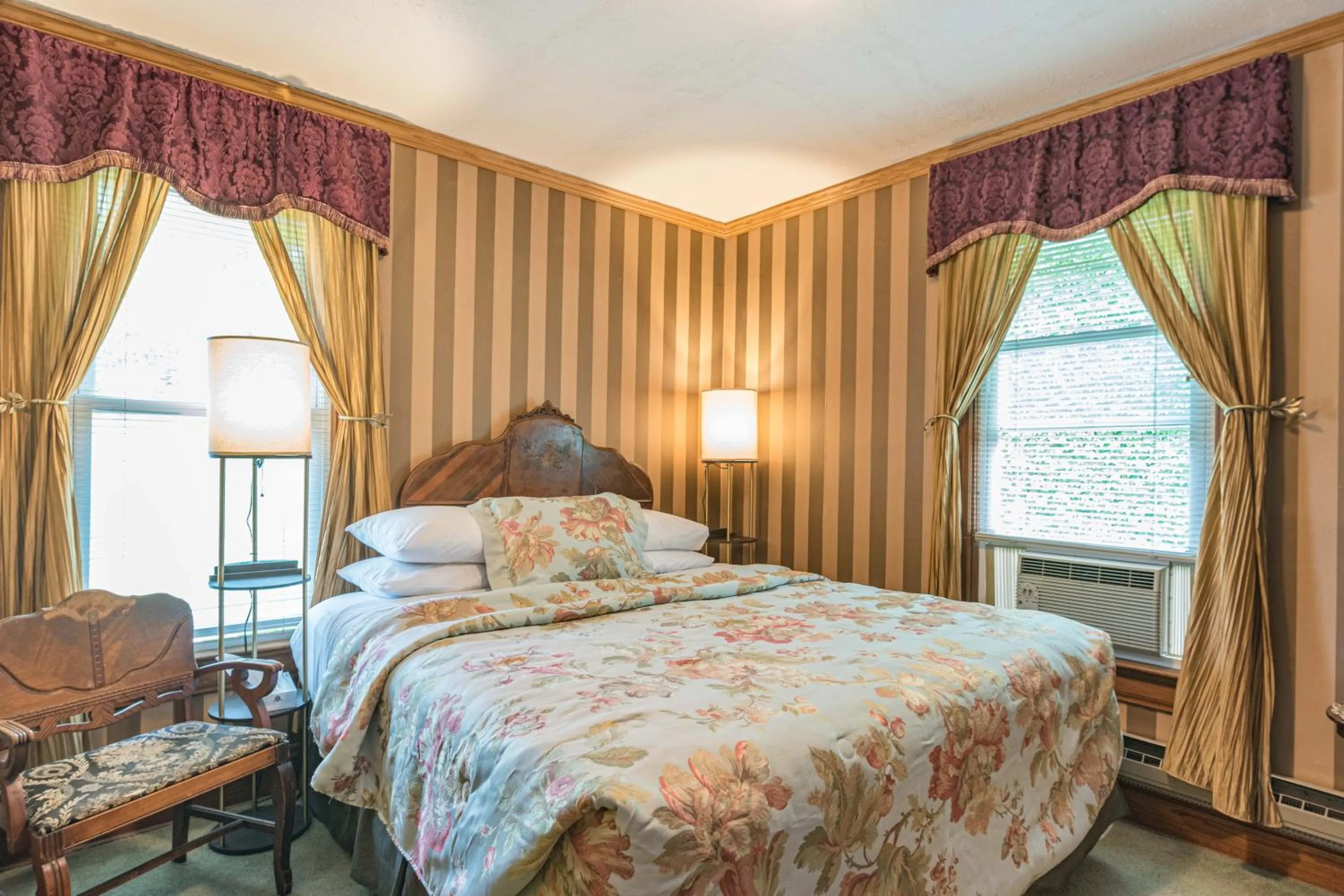 room service, Bed in White Rose Inns & Motel