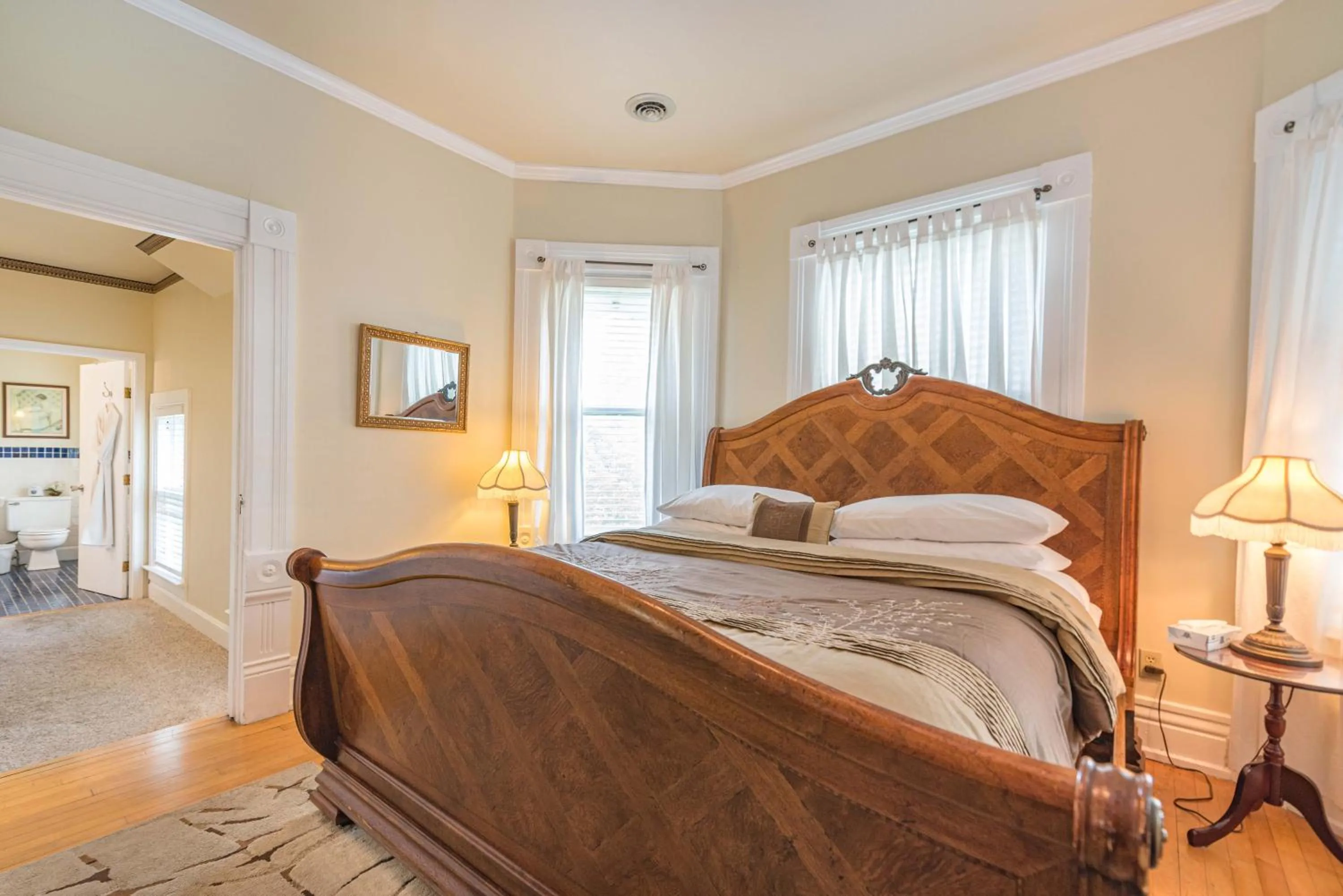 Bed in White Rose Inns & Motel