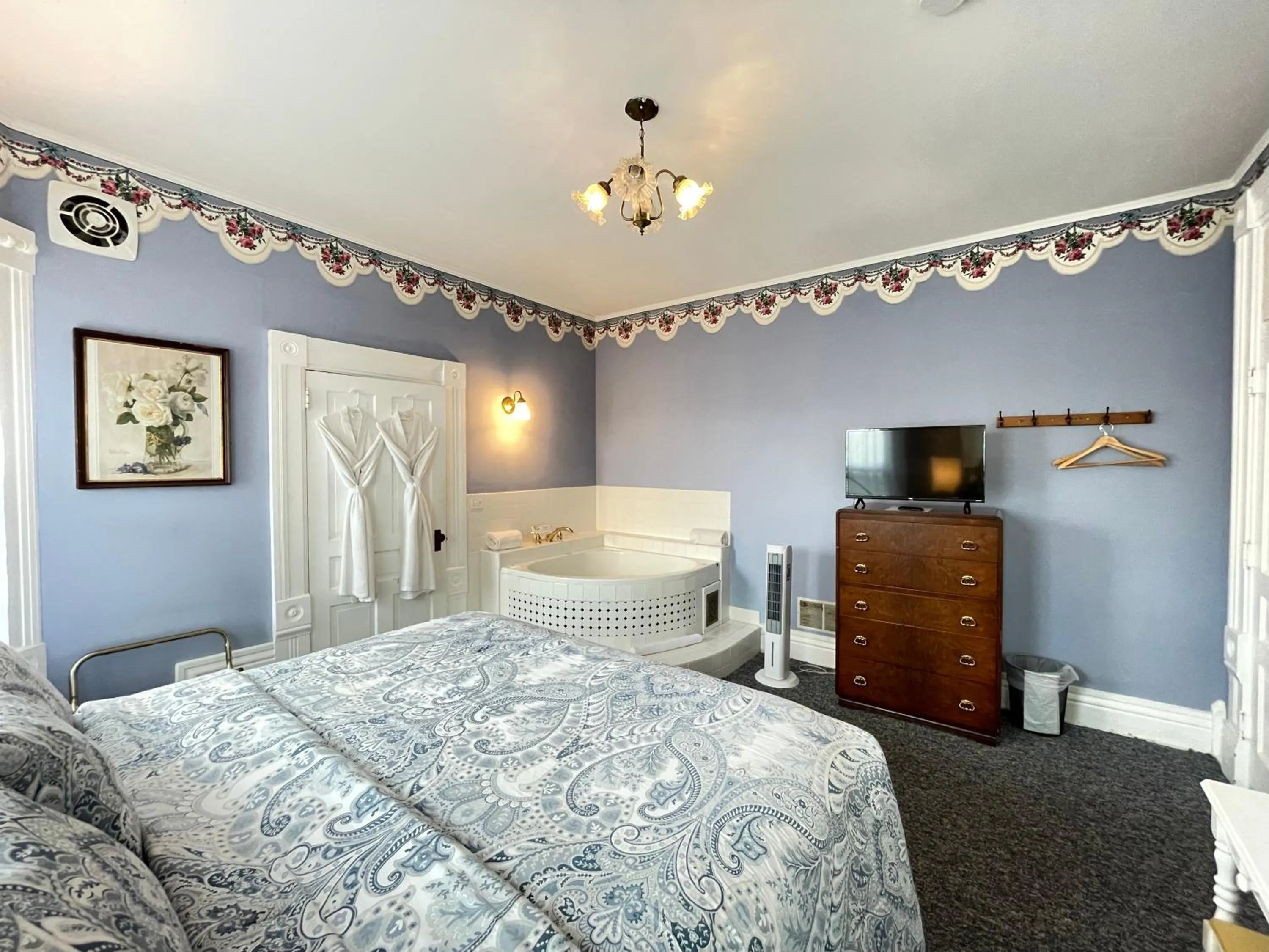 Hot Tub, Bed in White Rose Inns & Motel