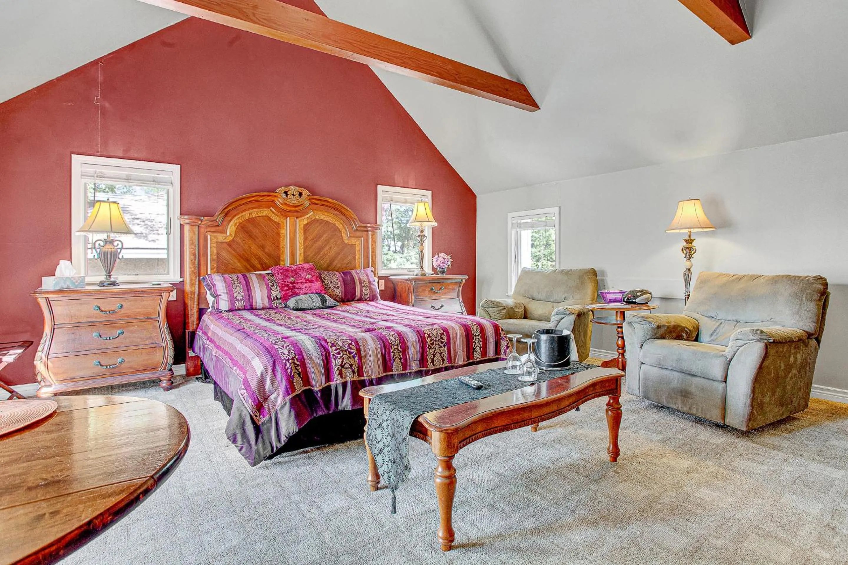 Bed in White Rose Inns & Motel