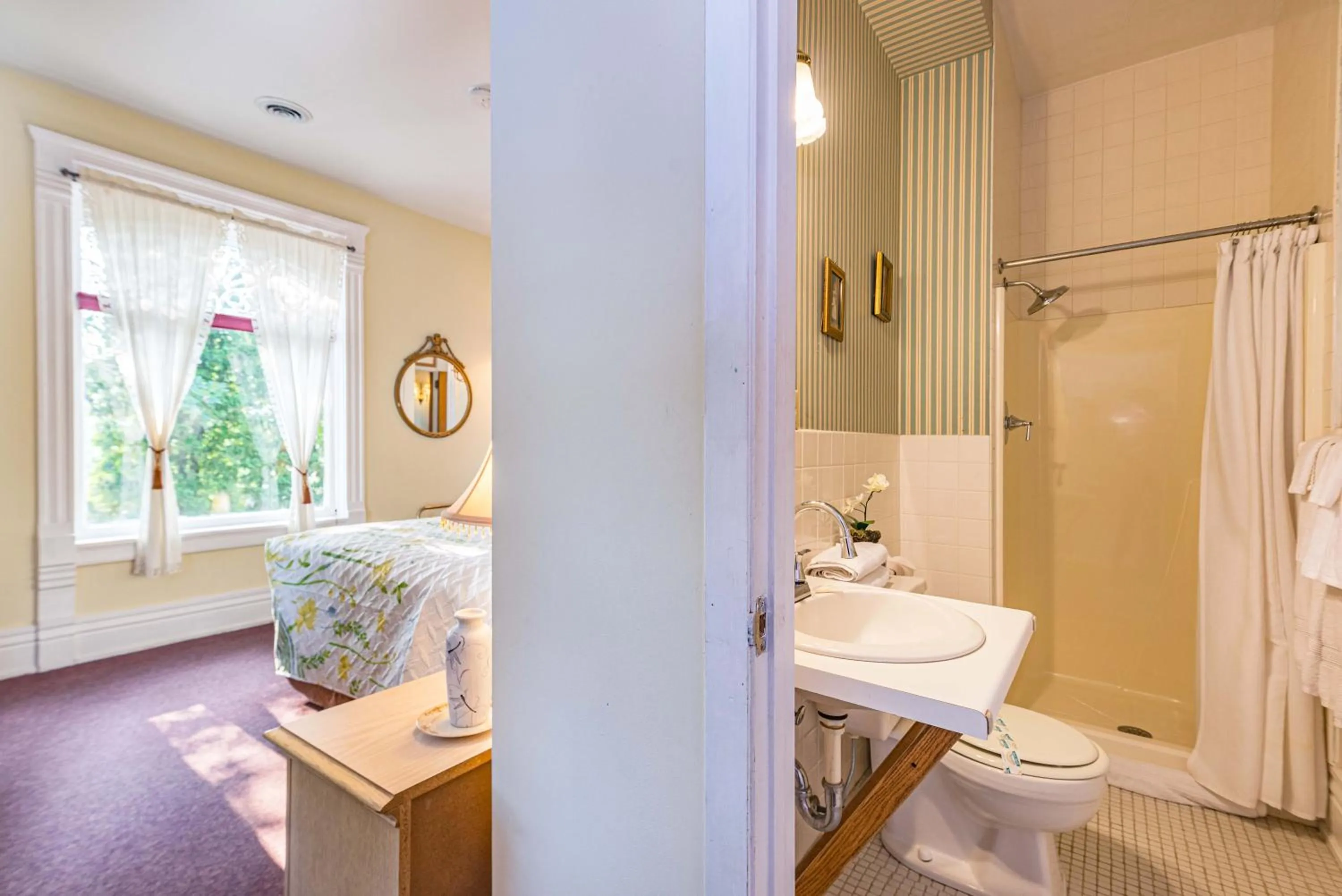 Bathroom in White Rose Inns & Motel