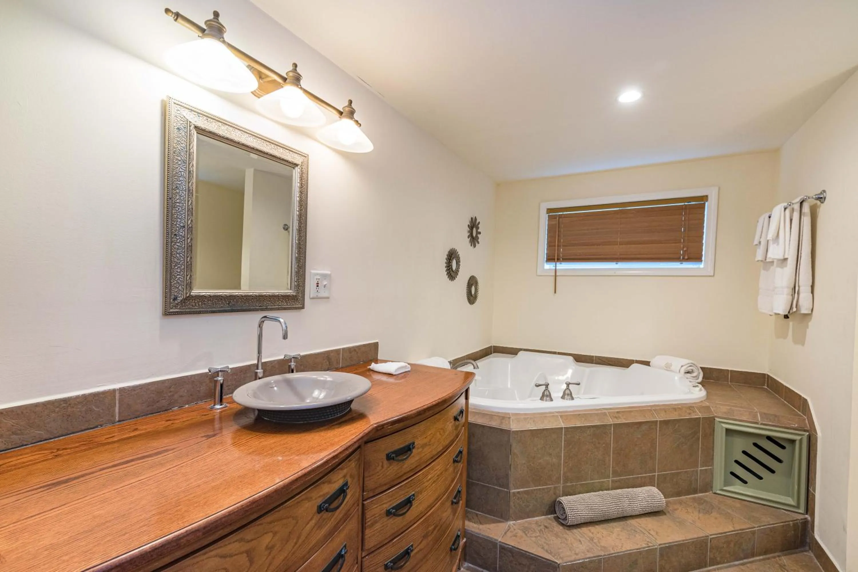 White Rose Inns & Motel