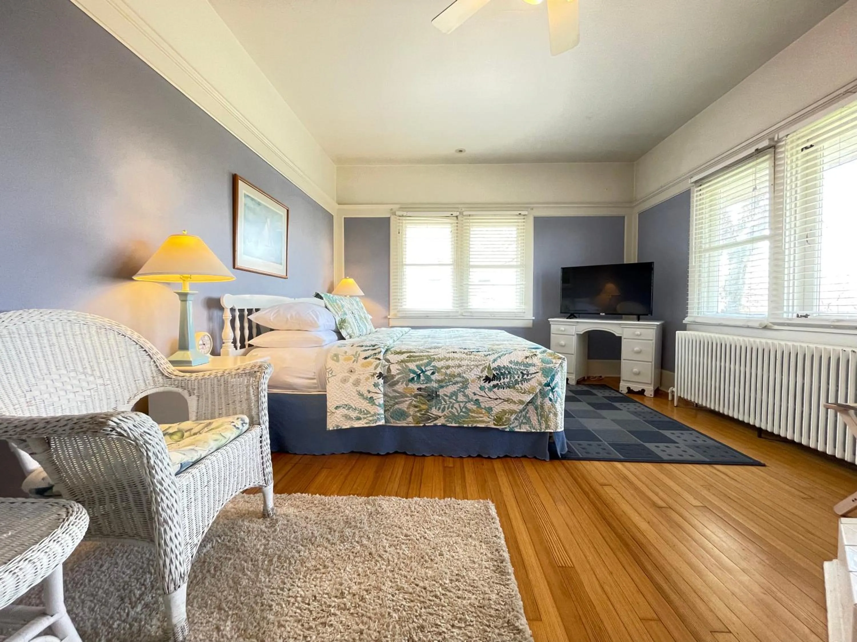 Bed in White Rose Inns & Motel