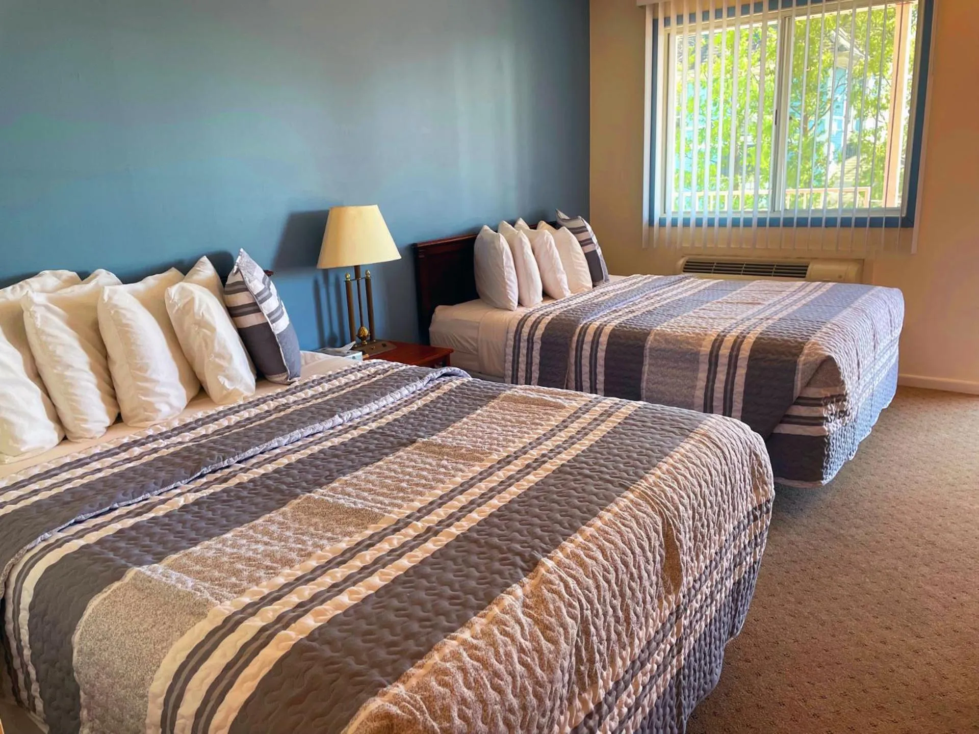 Bed in White Rose Inns & Motel