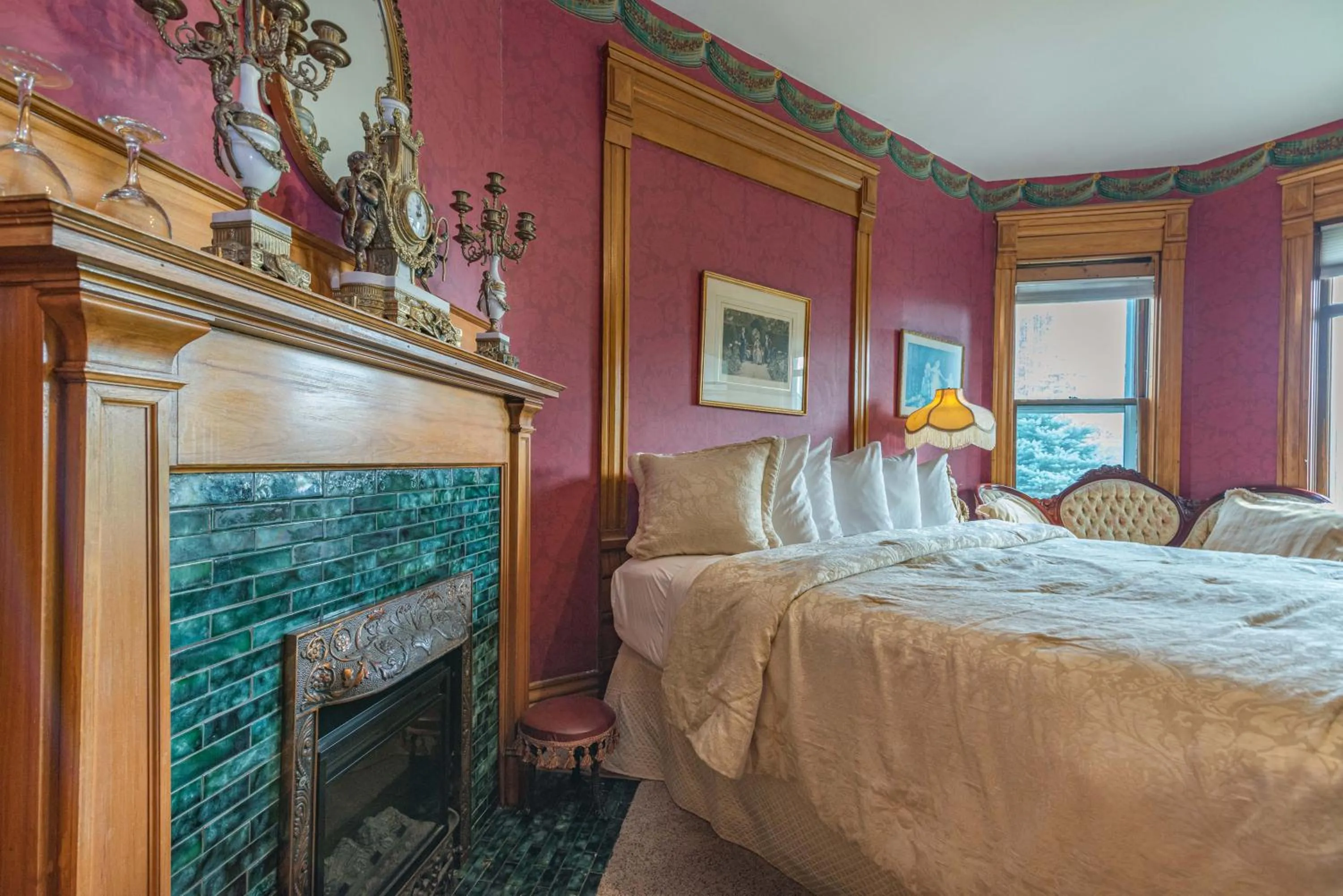 Bed in White Rose Inns & Motel