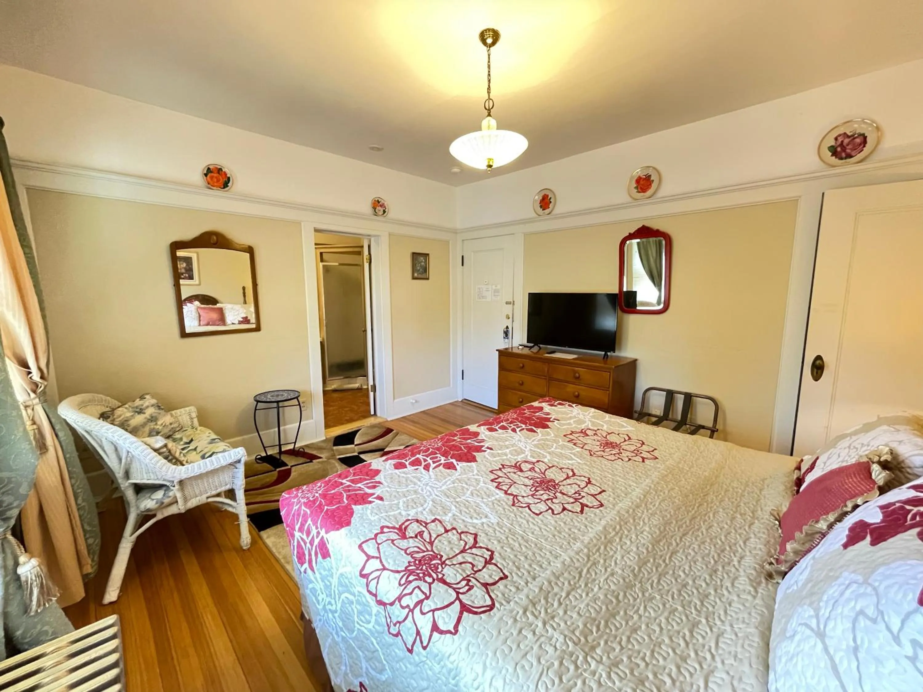 Photo of the whole room, Bed in White Rose Inns & Motel