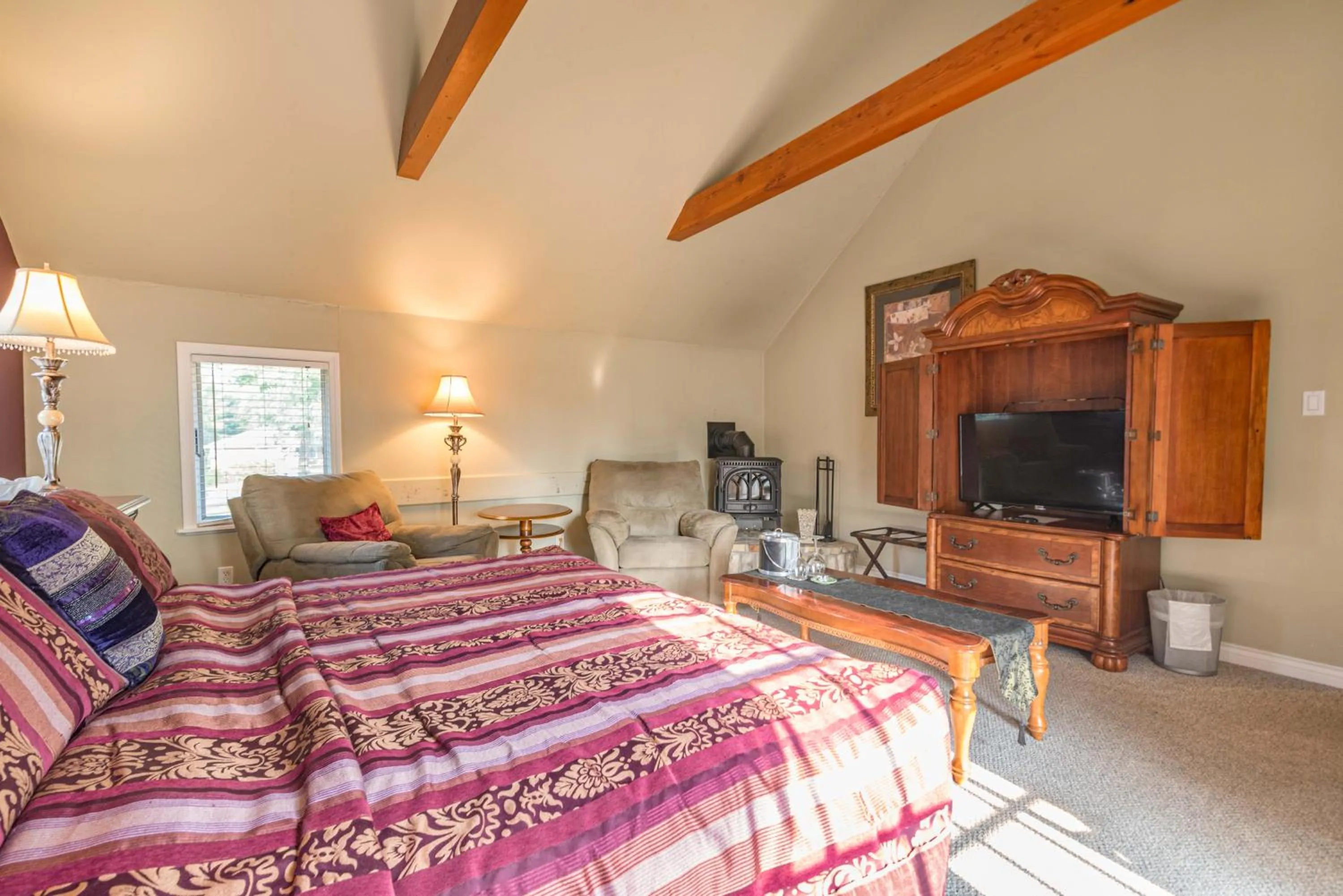 Bed in White Rose Inns & Motel