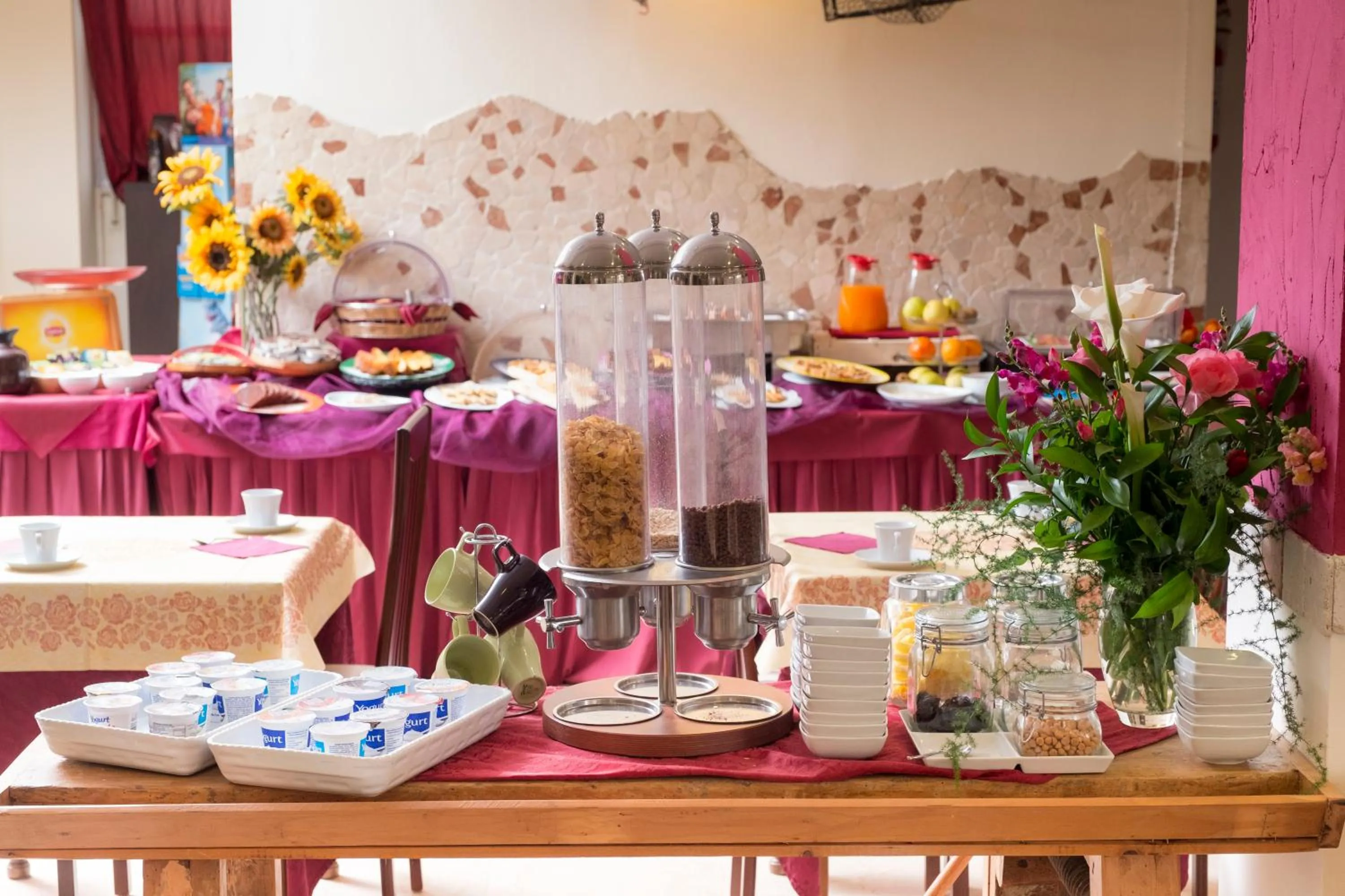 Continental breakfast in Hotel Crosal