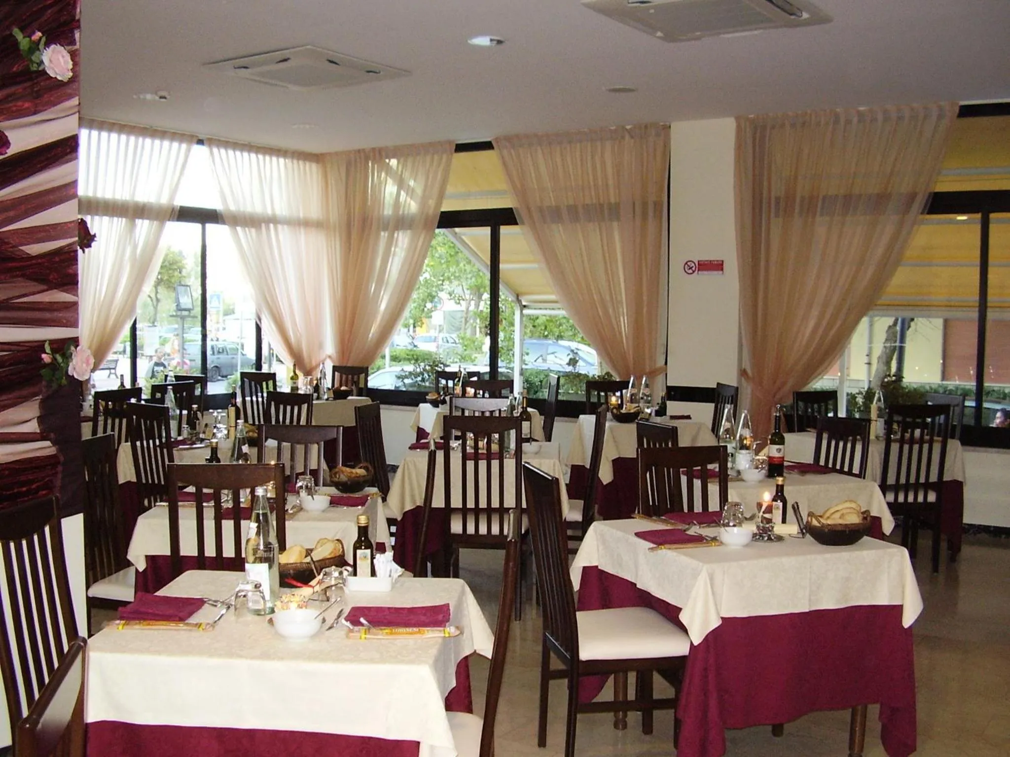 Restaurant/places to eat in Hotel Crosal