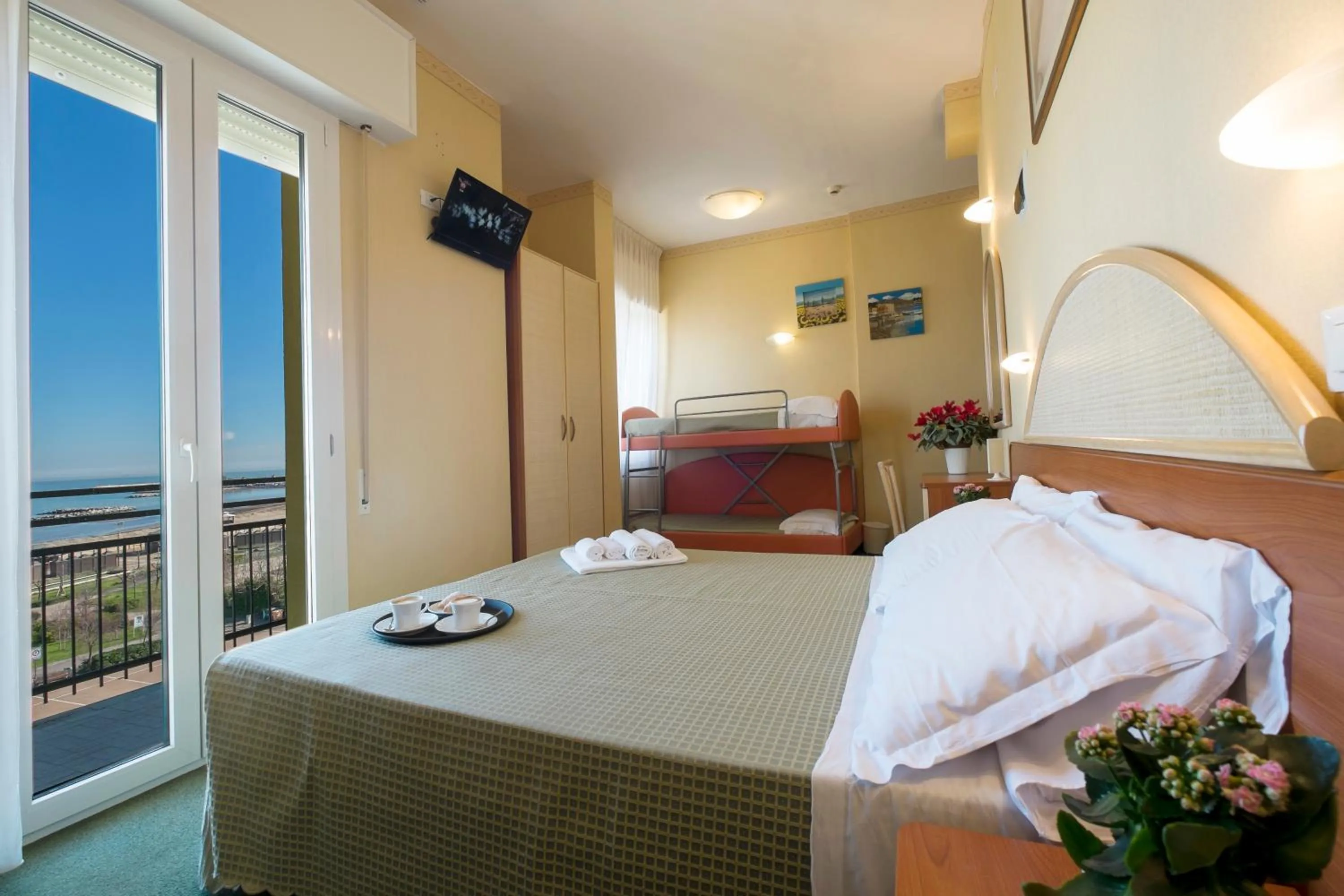 Photo of the whole room, Bed in Hotel Crosal