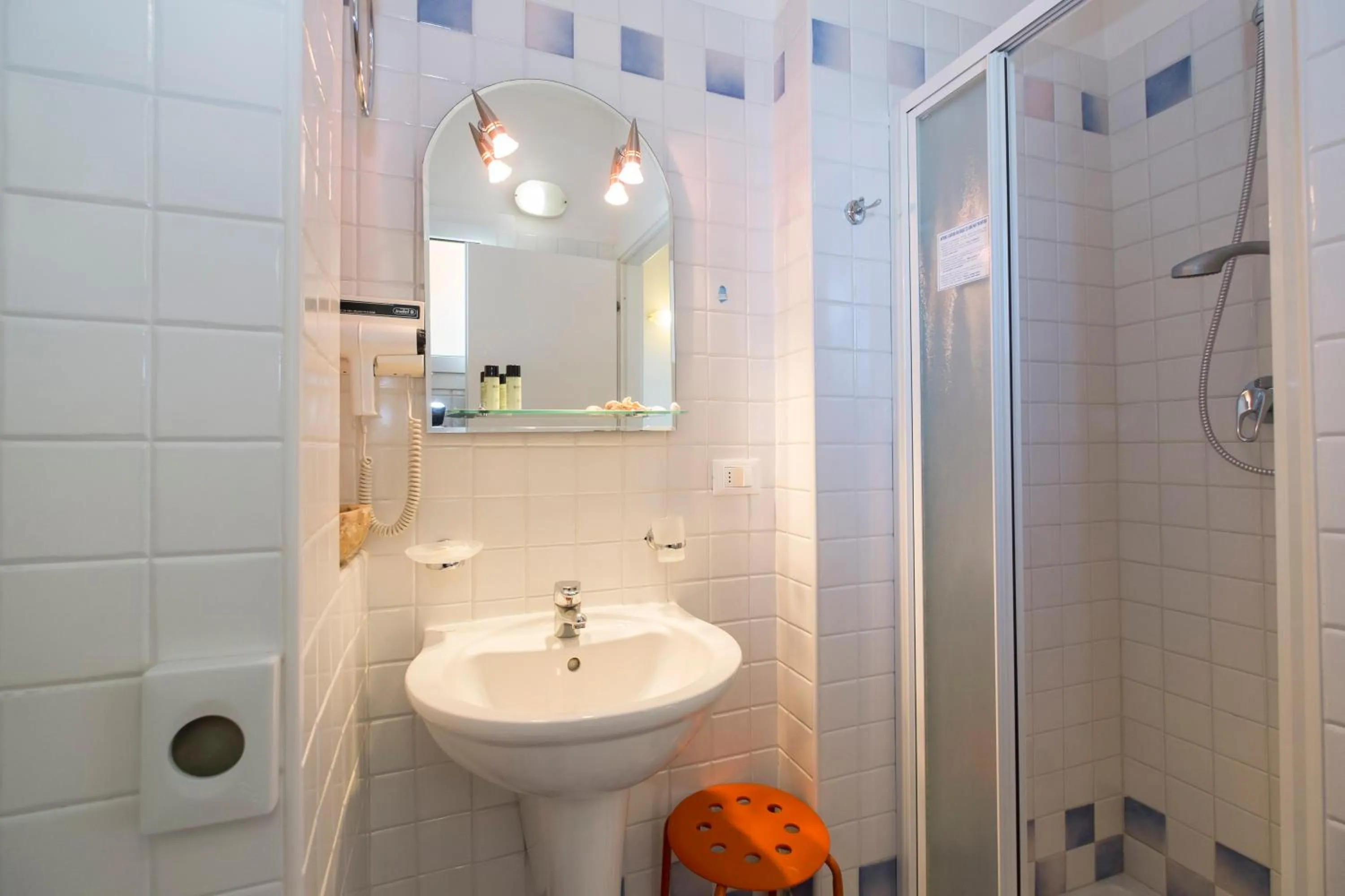 Shower in Hotel Crosal