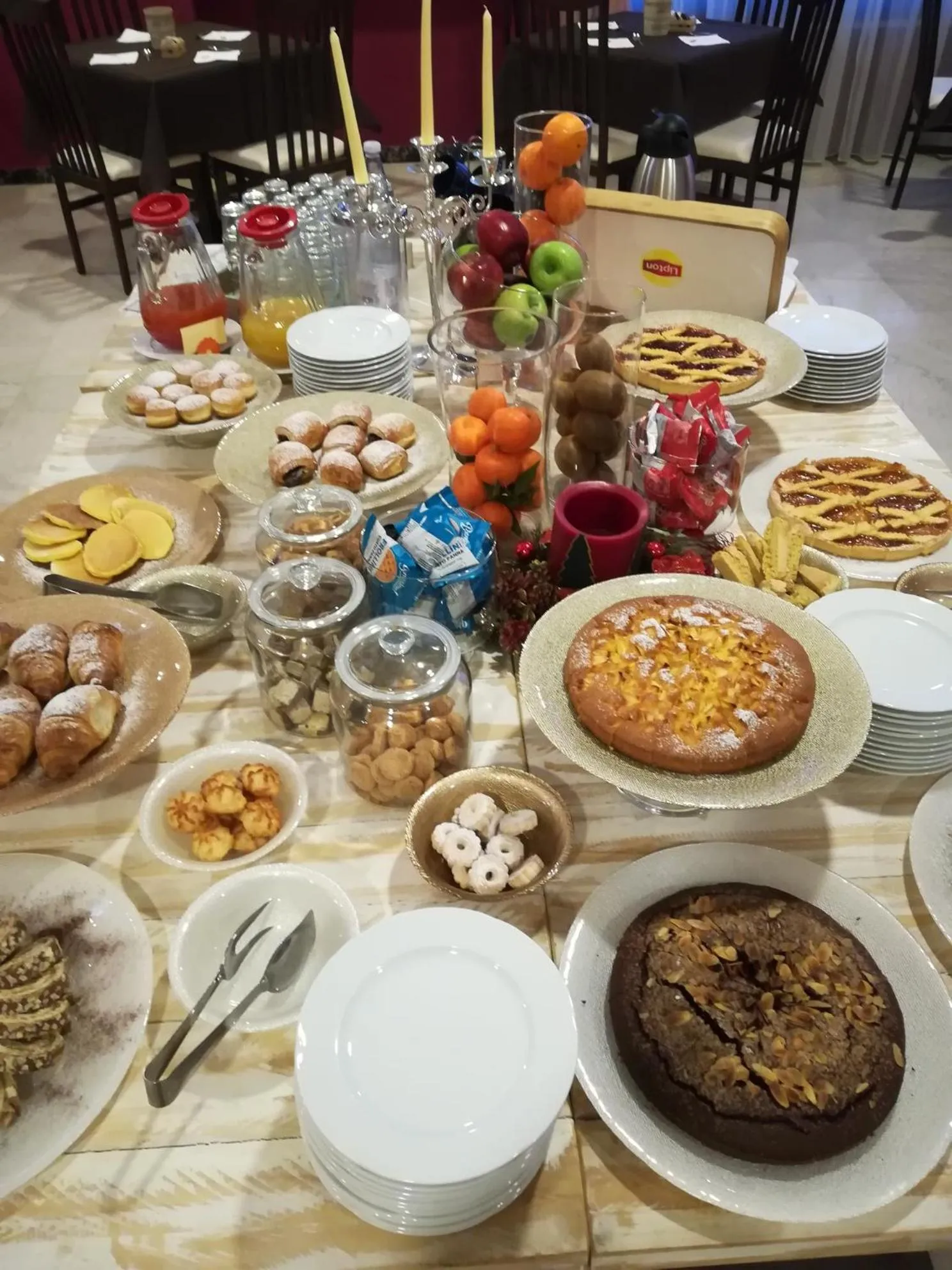 Continental breakfast in Hotel Crosal