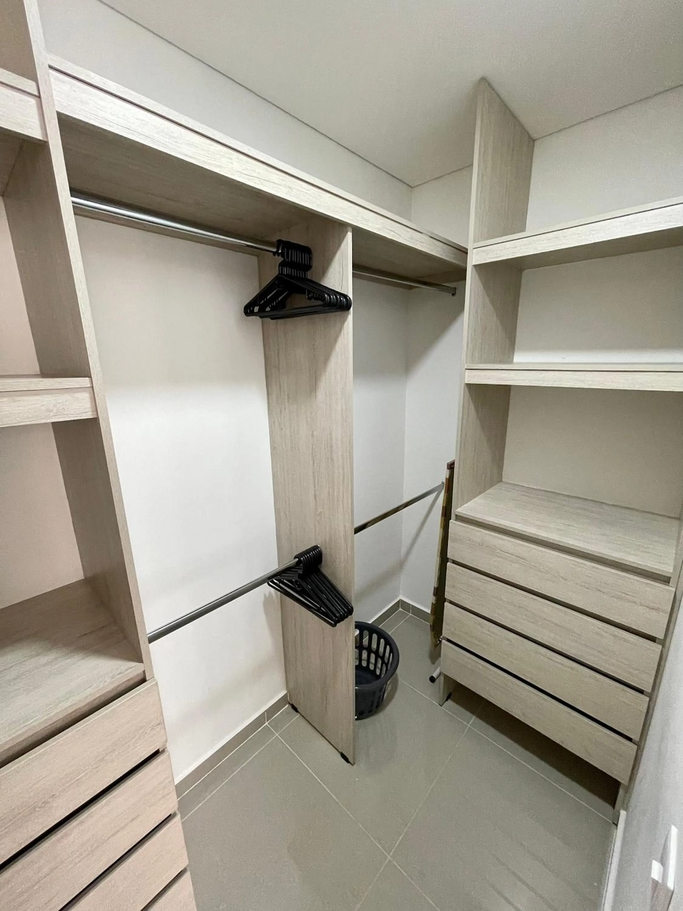 wardrobe in Moderno y cómodo apartamento en Puerta del Sol