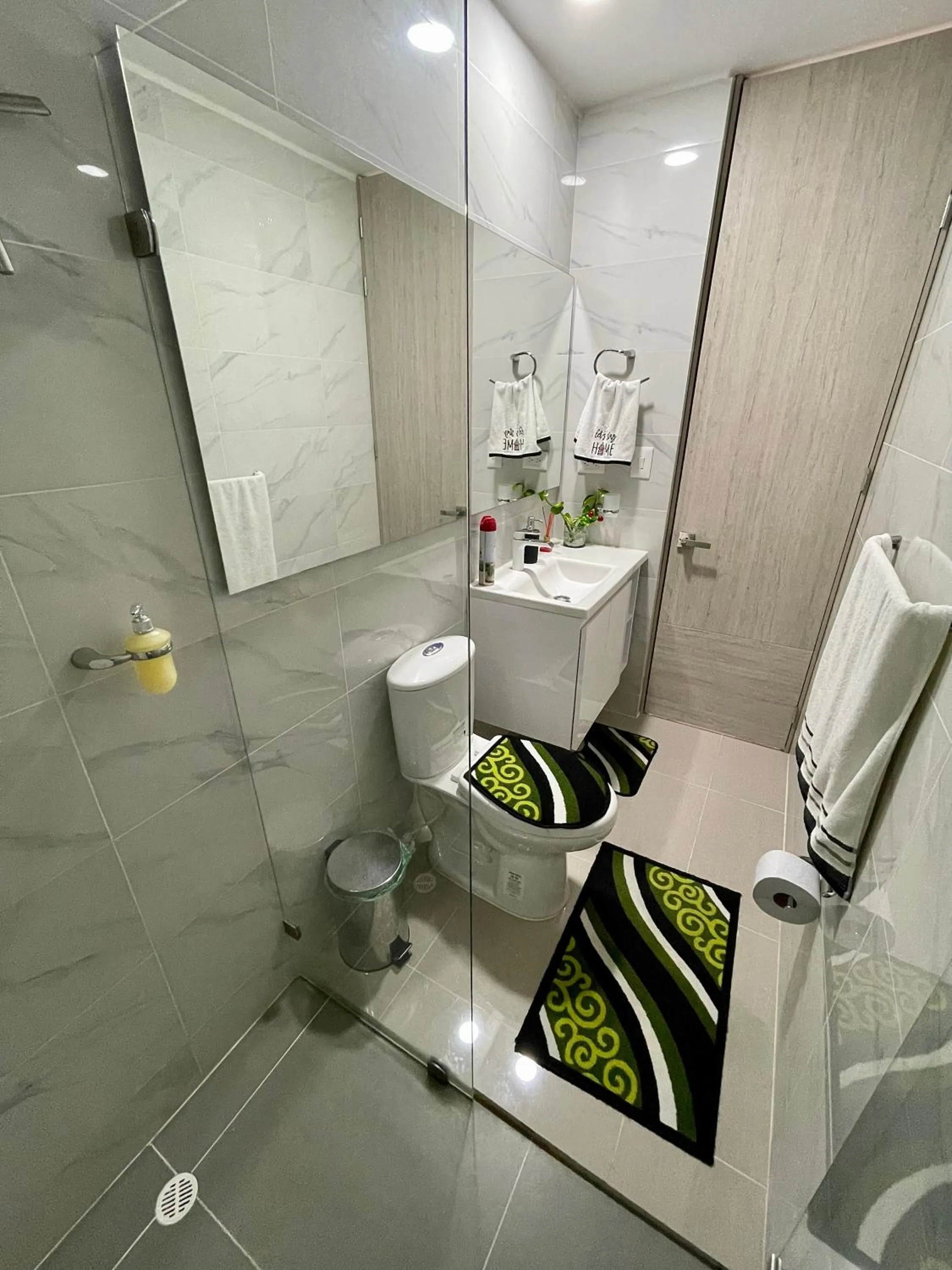 Shower in Moderno y cómodo apartamento en Puerta del Sol