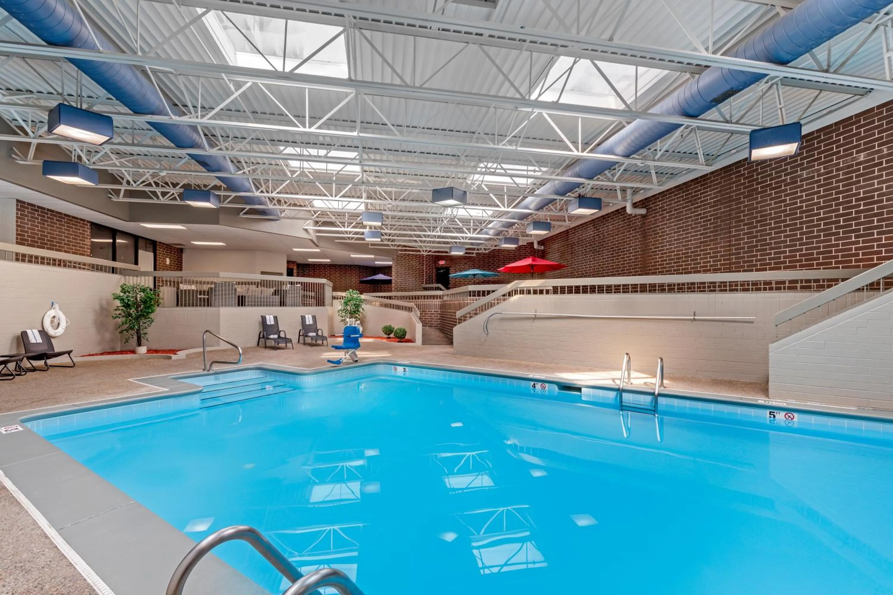 Swimming pool in Best Western Plus Waterloo & Cedar Falls
