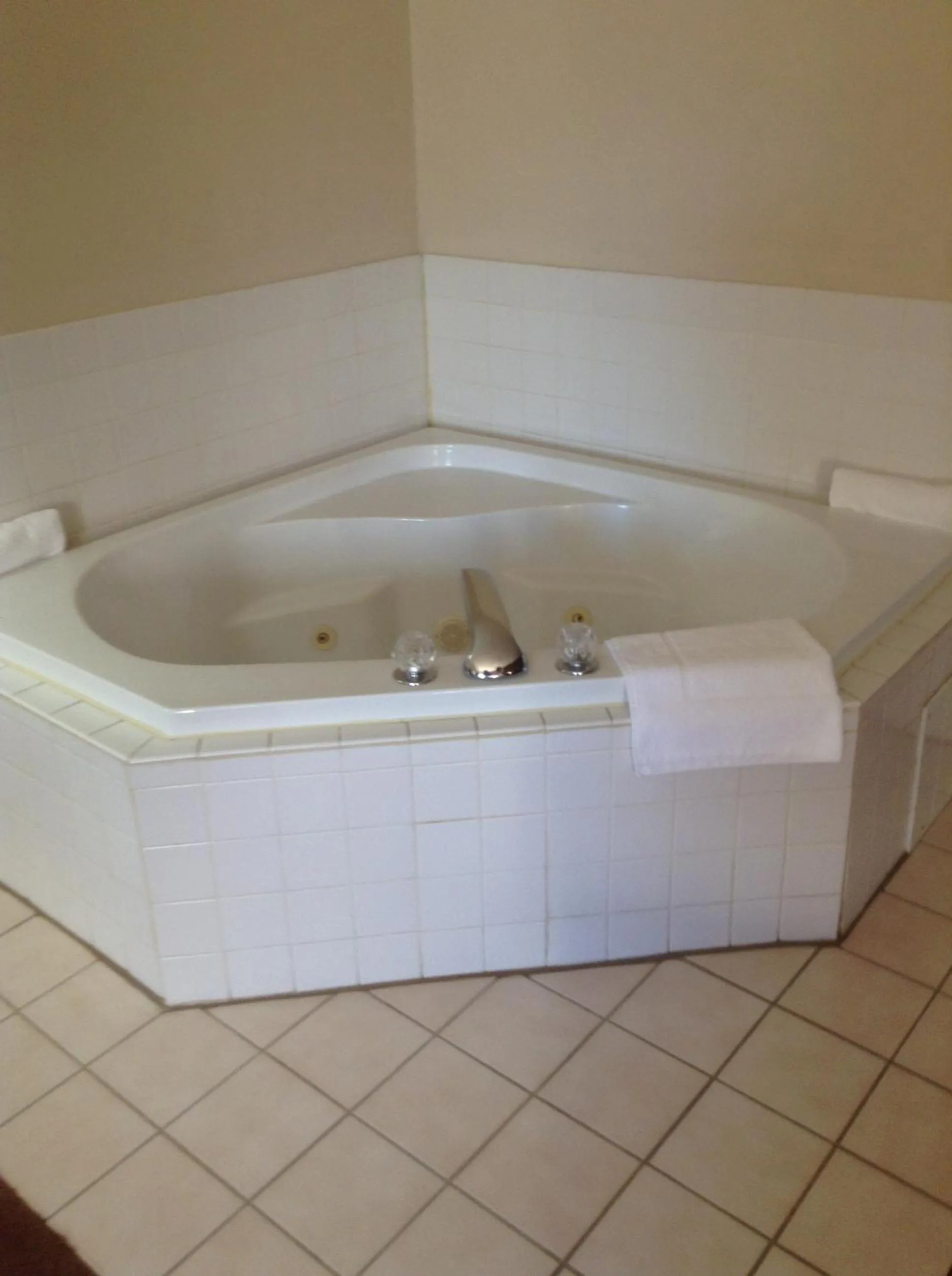 Hot Tub in Super 8 by Wyndham Mason City