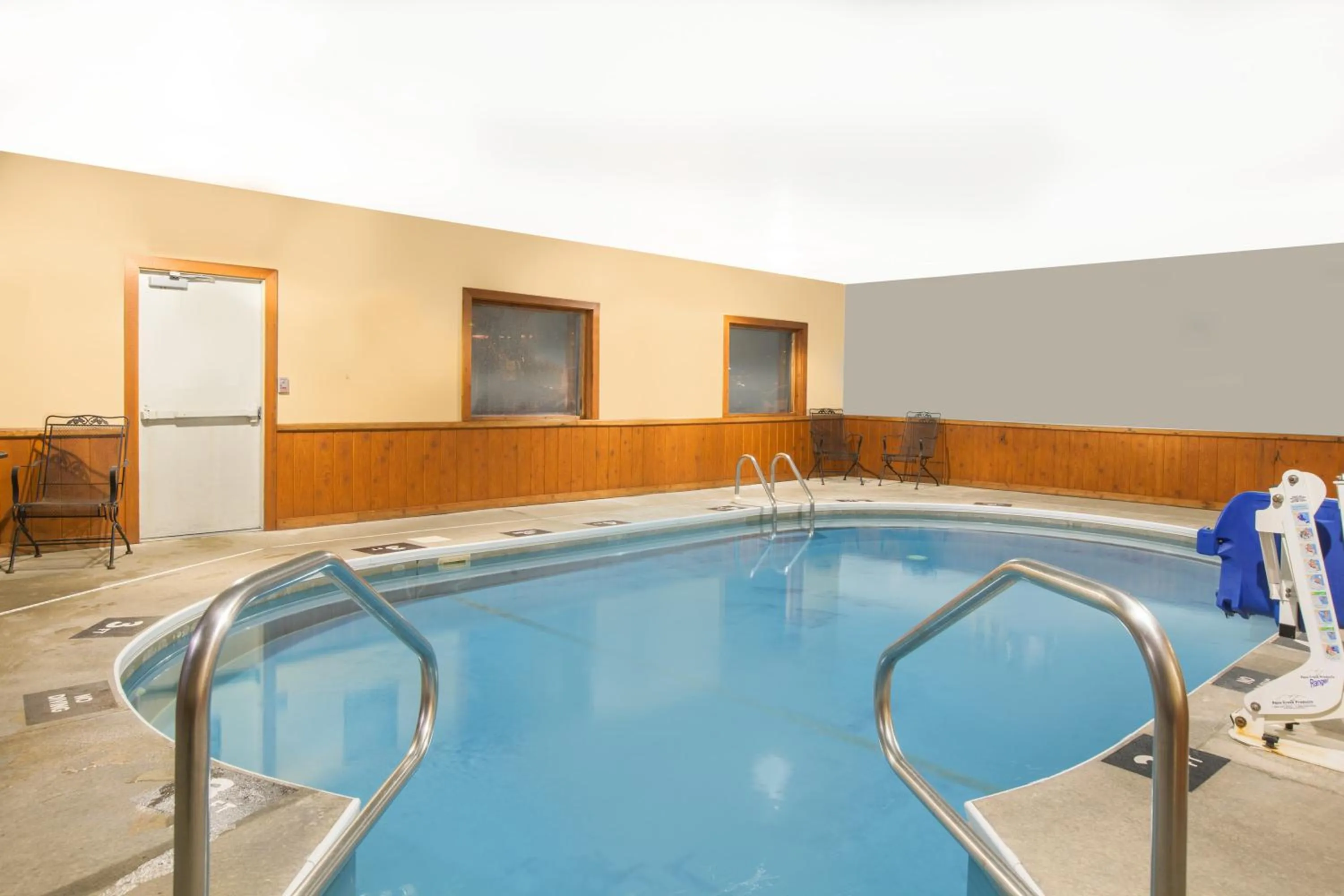 Swimming pool in Super 8 by Wyndham Mason City