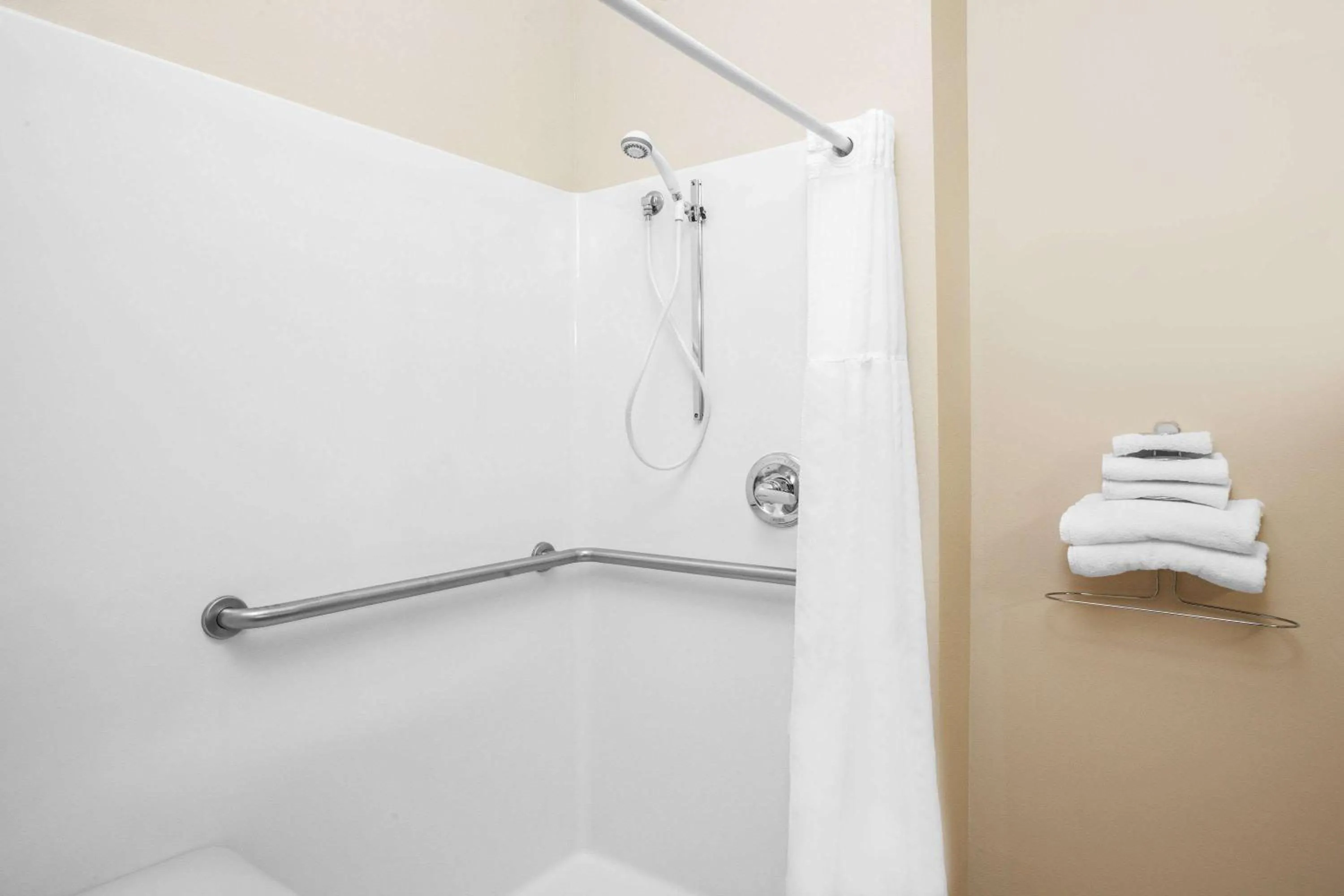 Photo of the whole room in Super 8 by Wyndham Mason City