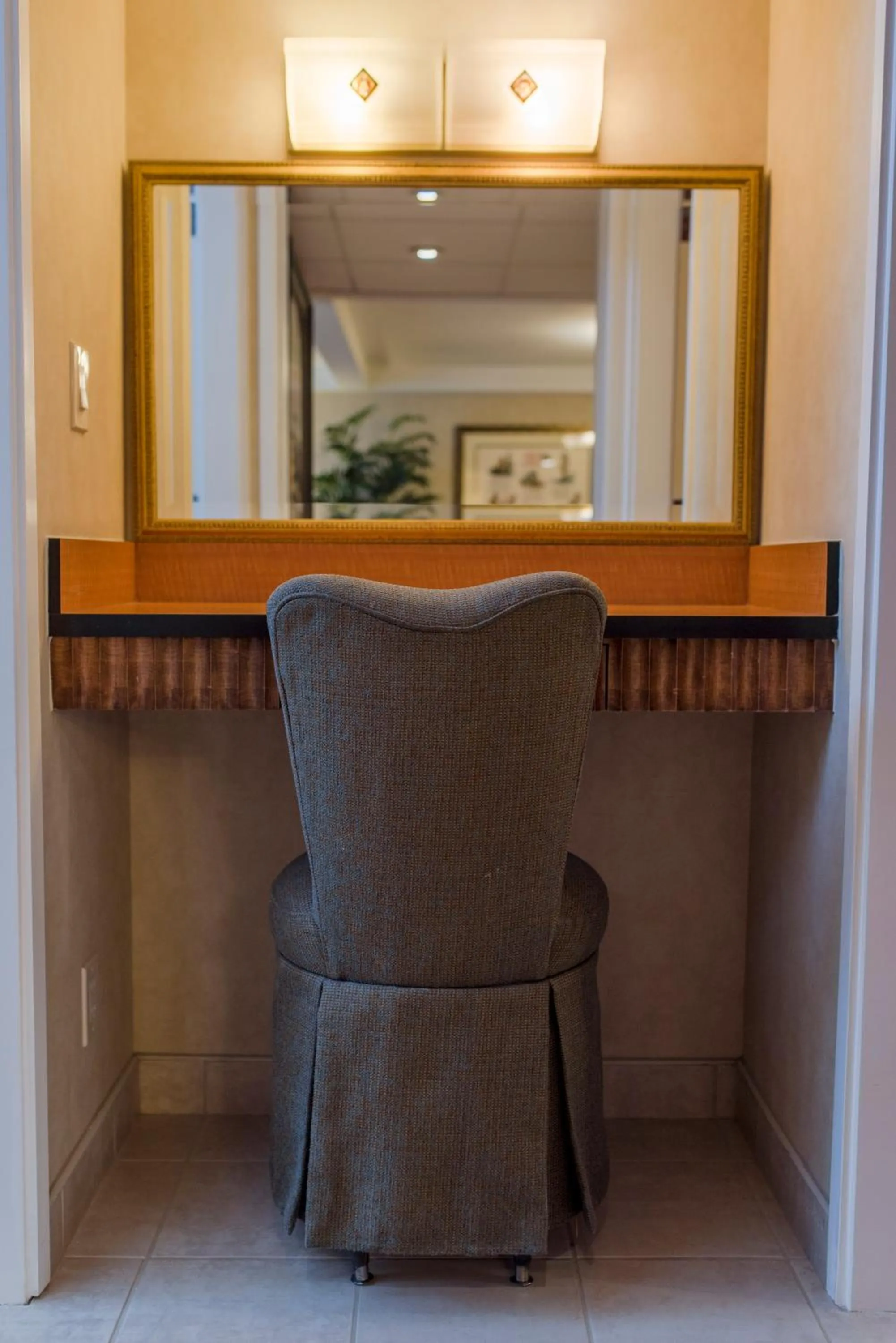 Living room in Howard Johnson by Wyndham Anaheim Hotel & Water Playground