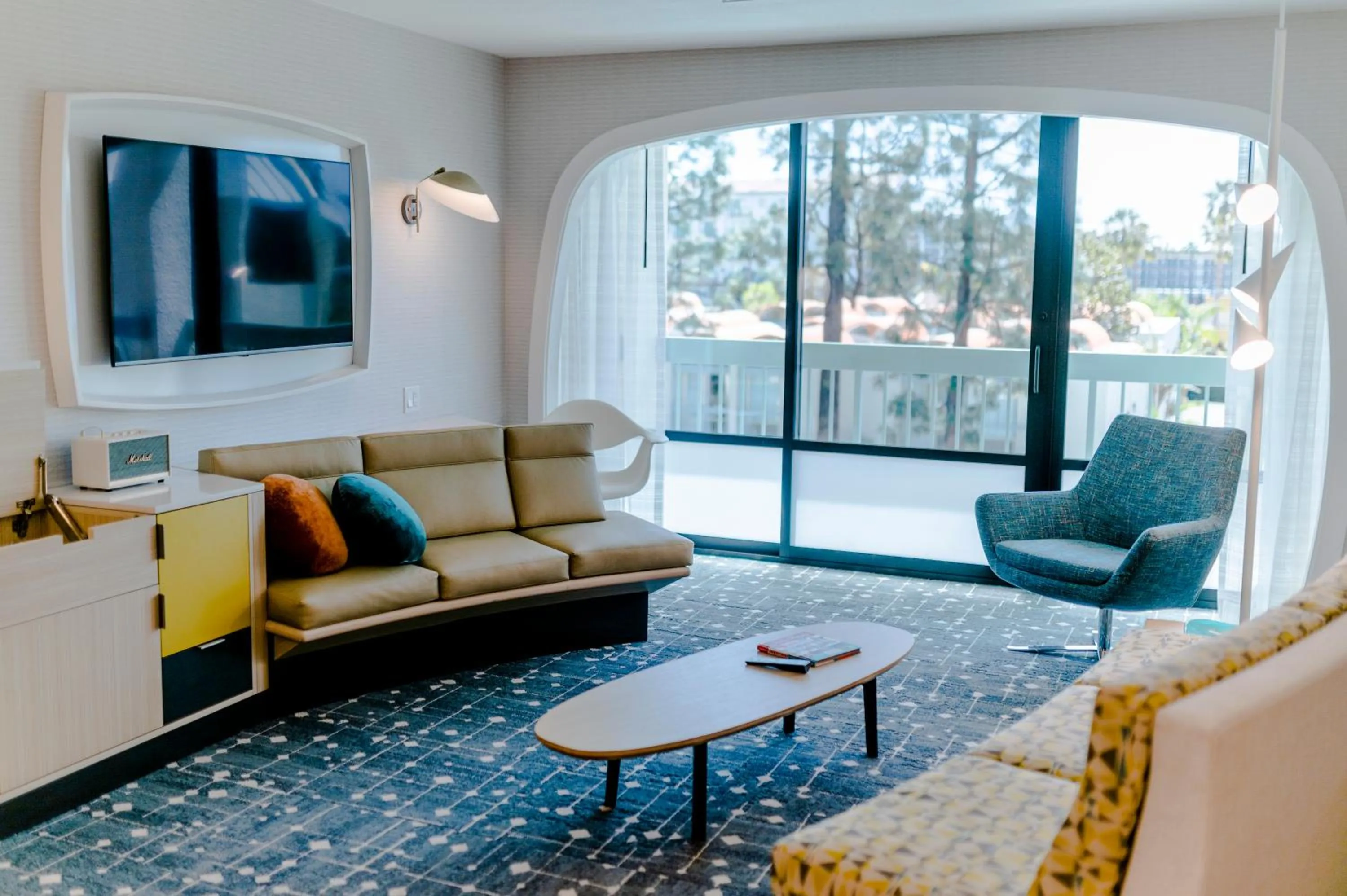 Living room in Howard Johnson by Wyndham Anaheim Hotel & Water Playground