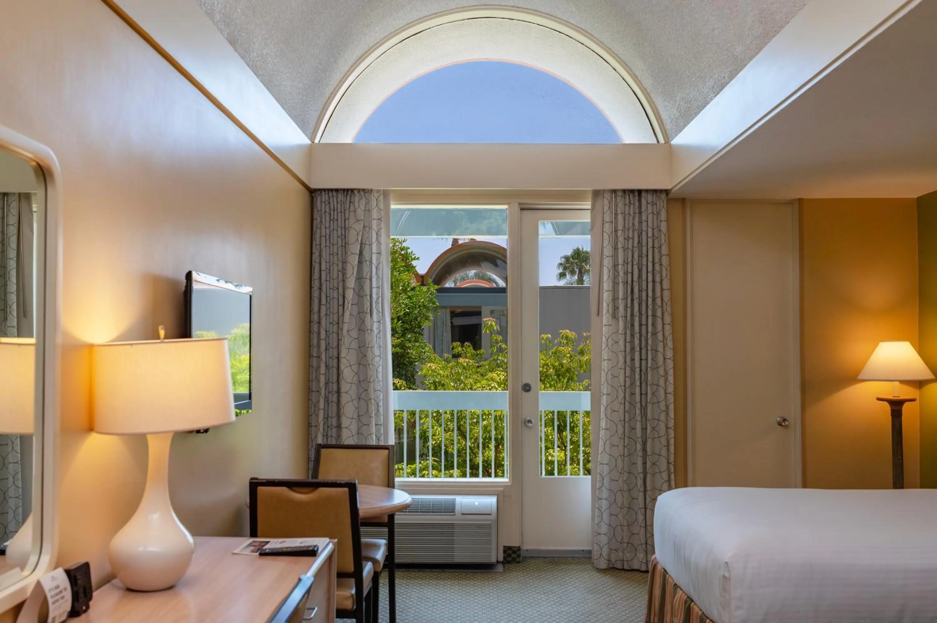 View (from property/room), Bed in Howard Johnson by Wyndham Anaheim Hotel & Water Playground