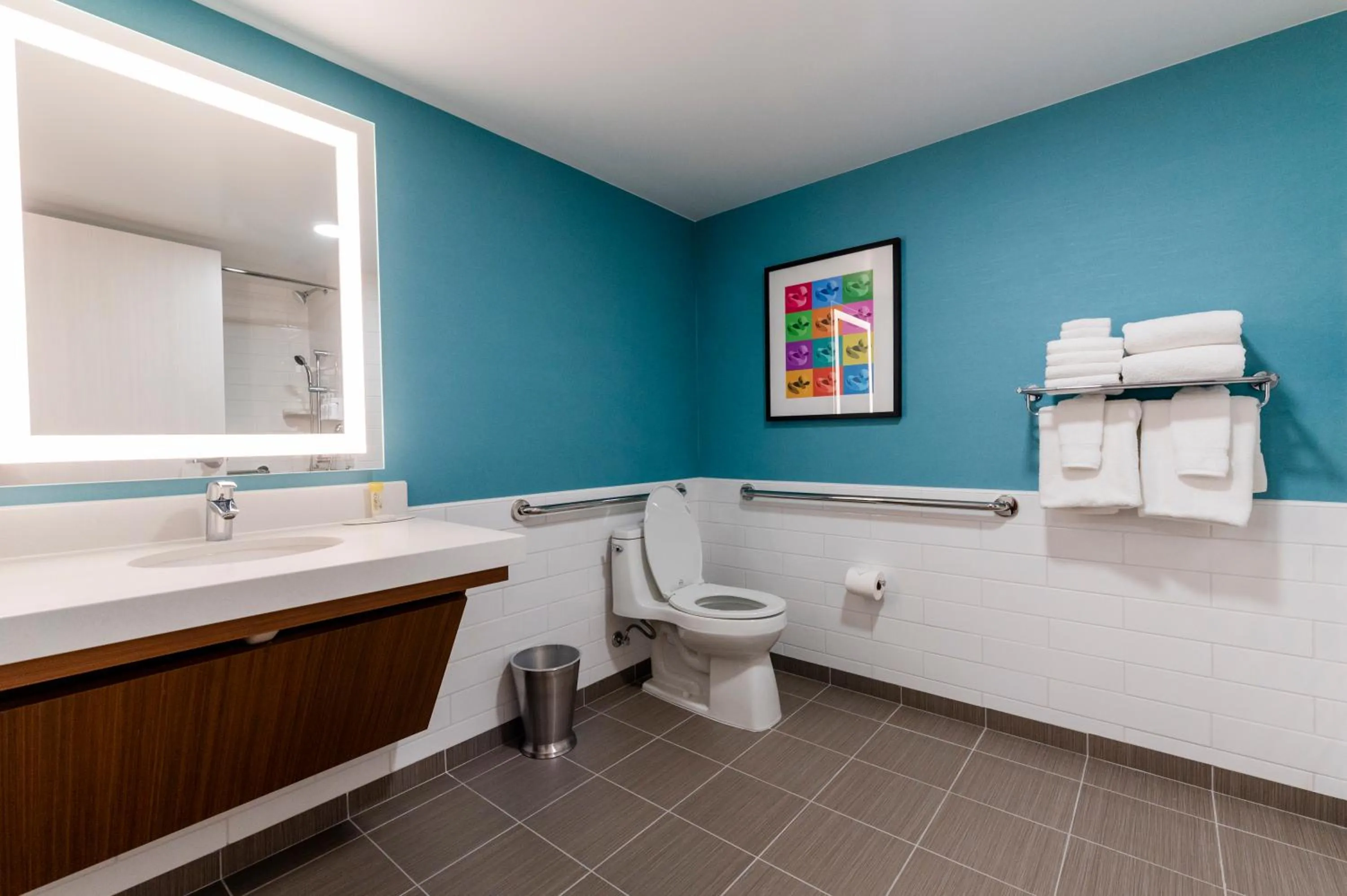 Toilet in Howard Johnson by Wyndham Anaheim Hotel & Water Playground