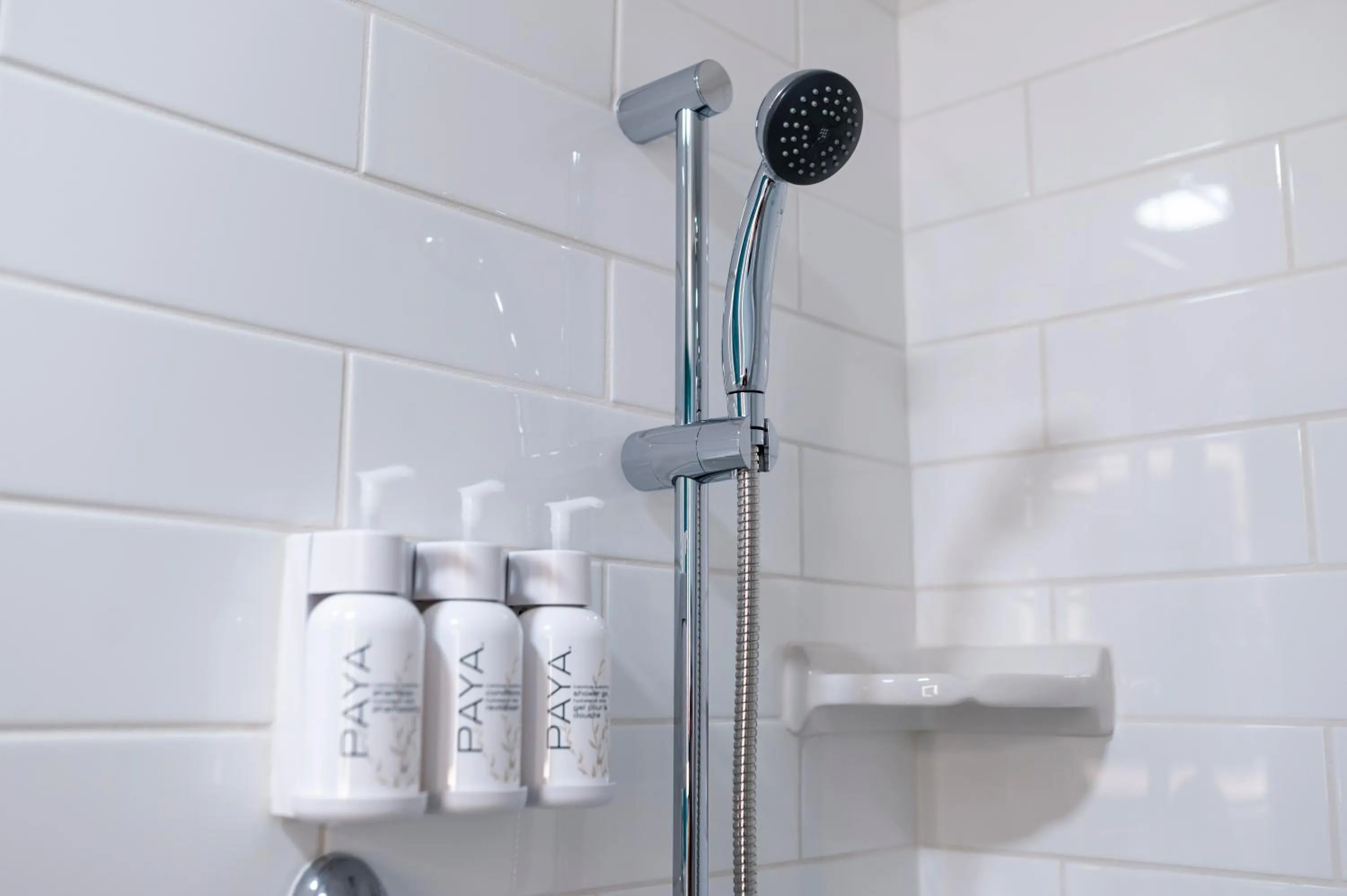 Shower in Howard Johnson by Wyndham Anaheim Hotel & Water Playground