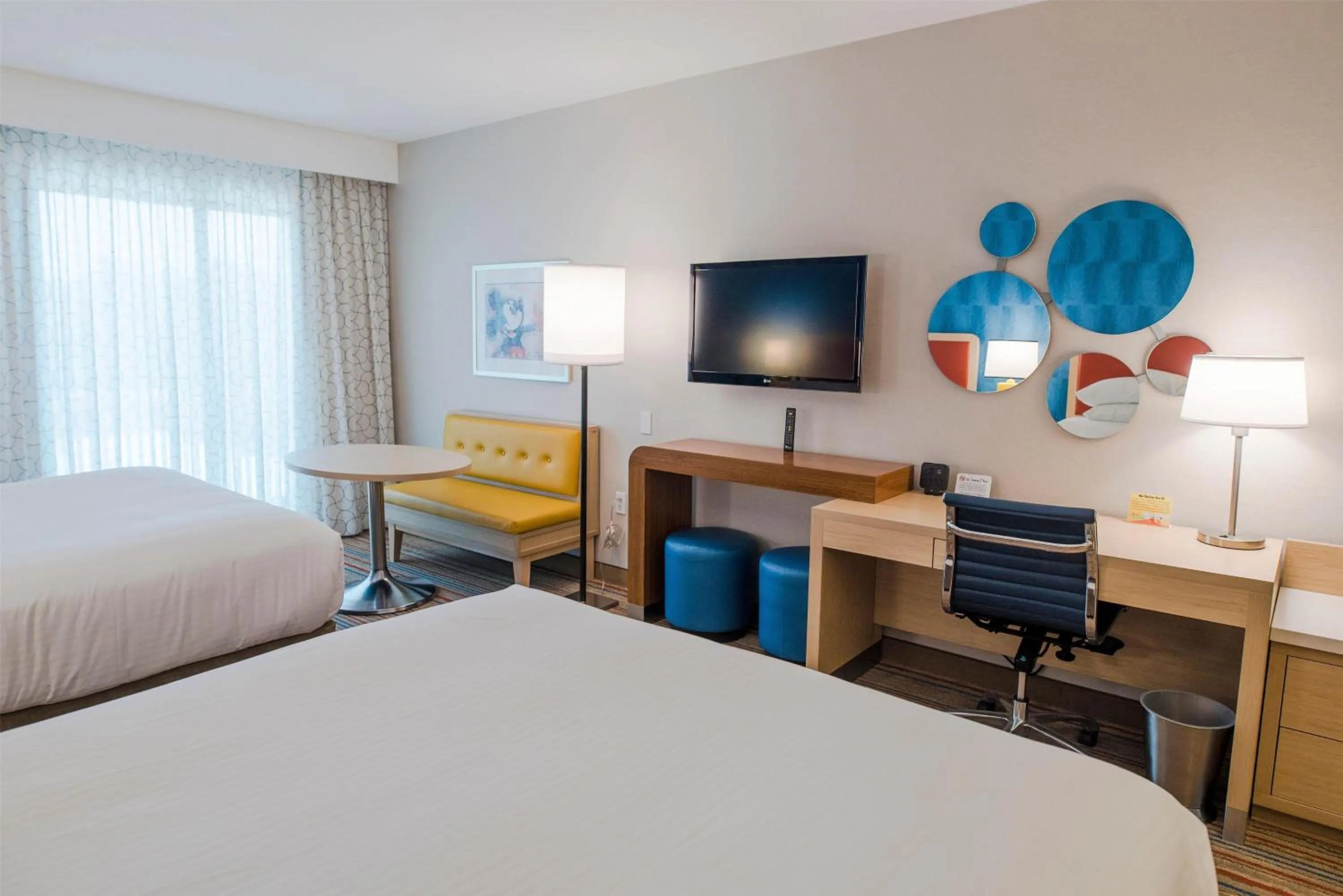 Photo of the whole room, Bed in Howard Johnson by Wyndham Anaheim Hotel & Water Playground