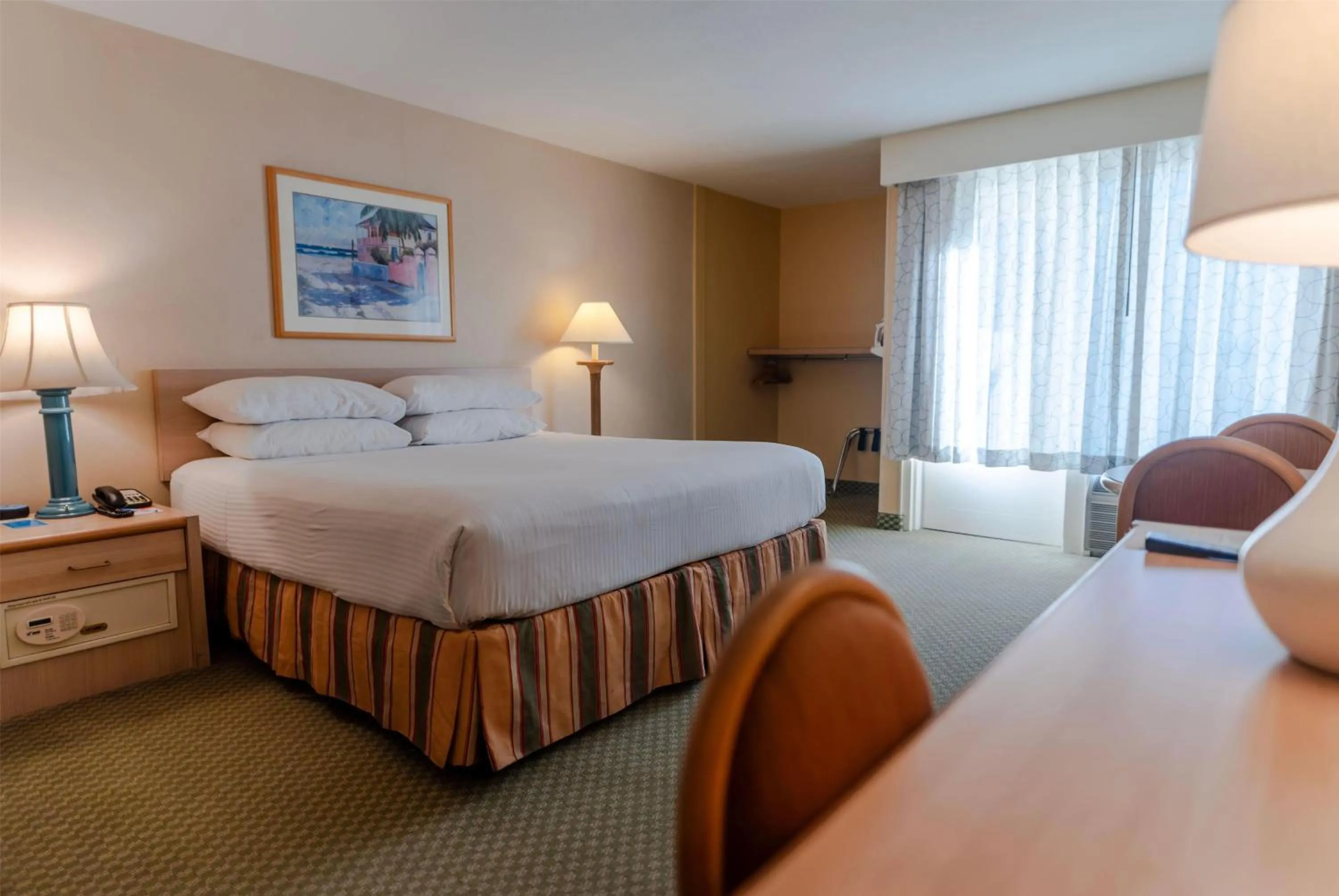 Photo of the whole room, Bed in Howard Johnson by Wyndham Anaheim Hotel & Water Playground