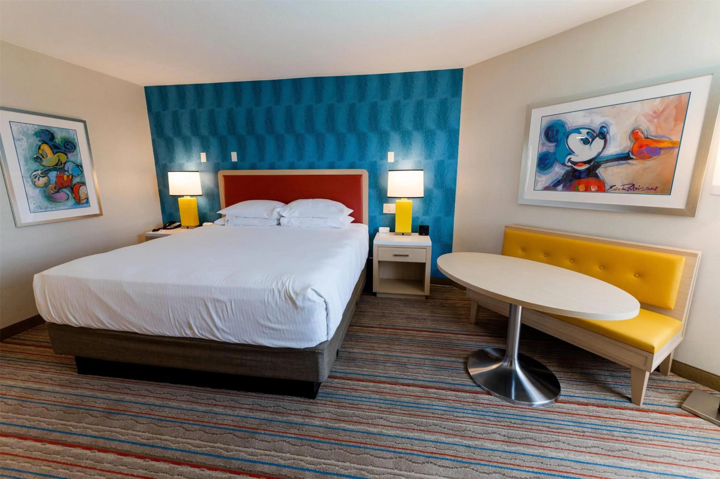 Photo of the whole room, Bed in Howard Johnson by Wyndham Anaheim Hotel & Water Playground