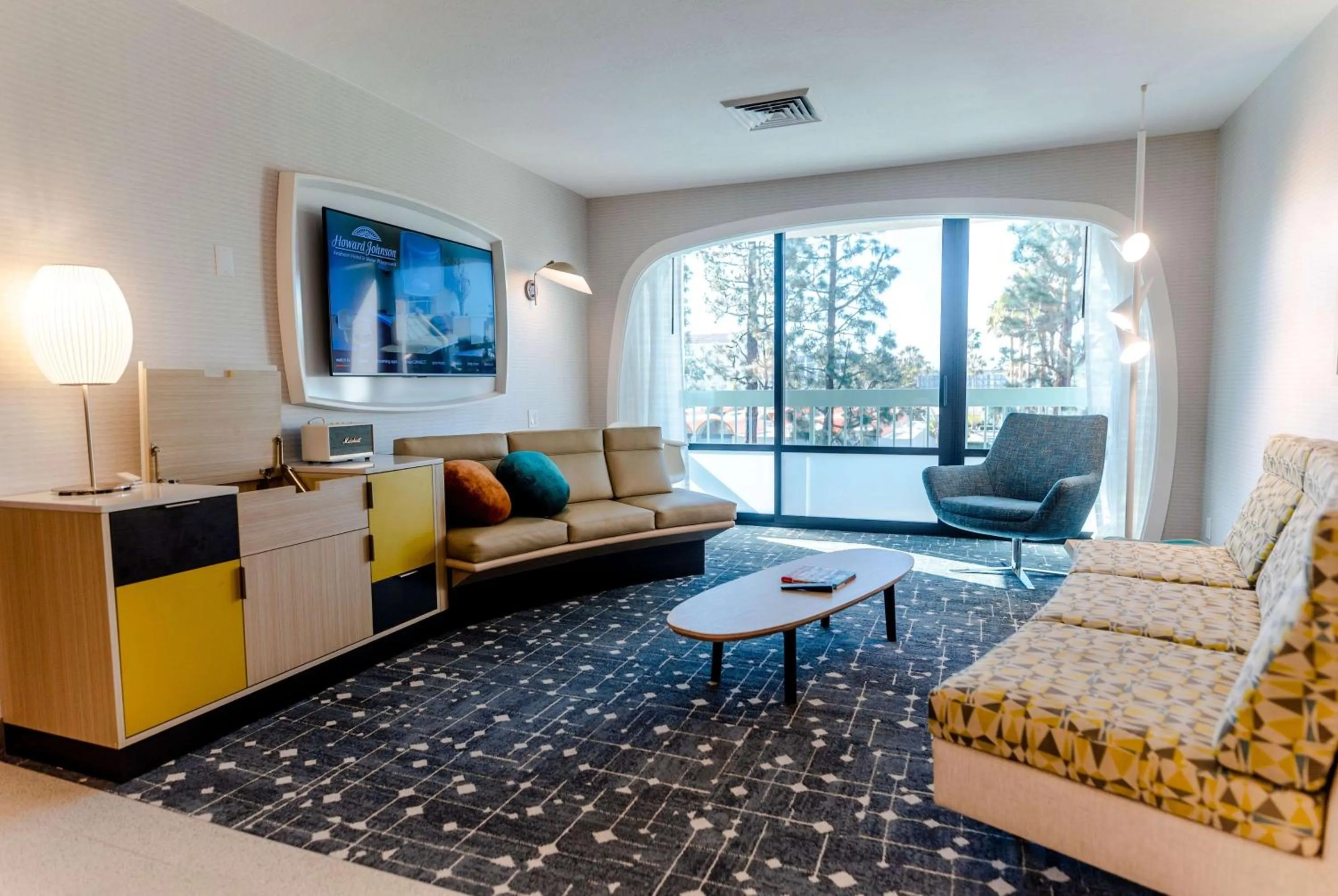 Living room in Howard Johnson by Wyndham Anaheim Hotel & Water Playground