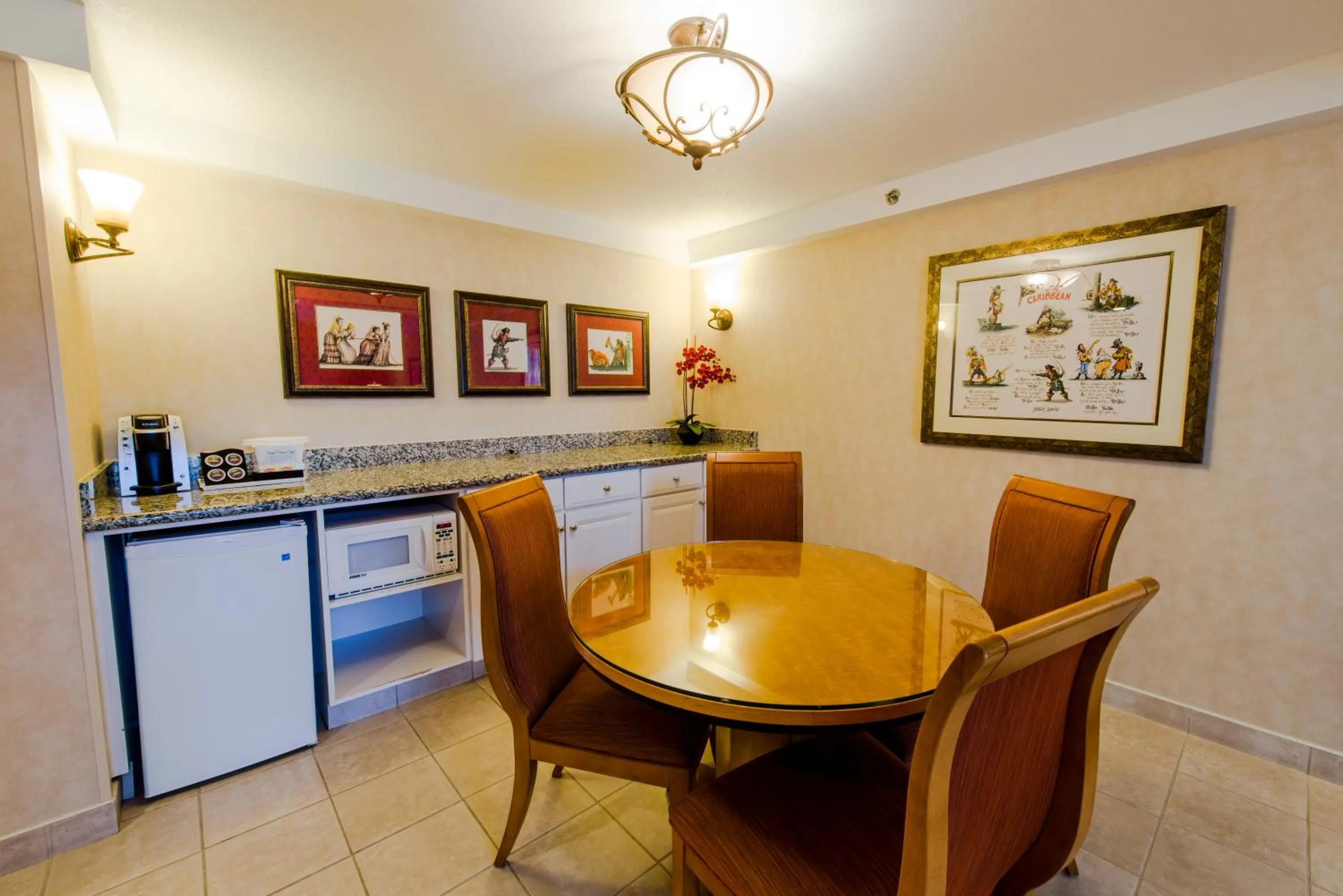Kitchen or kitchenette in Howard Johnson by Wyndham Anaheim Hotel & Water Playground