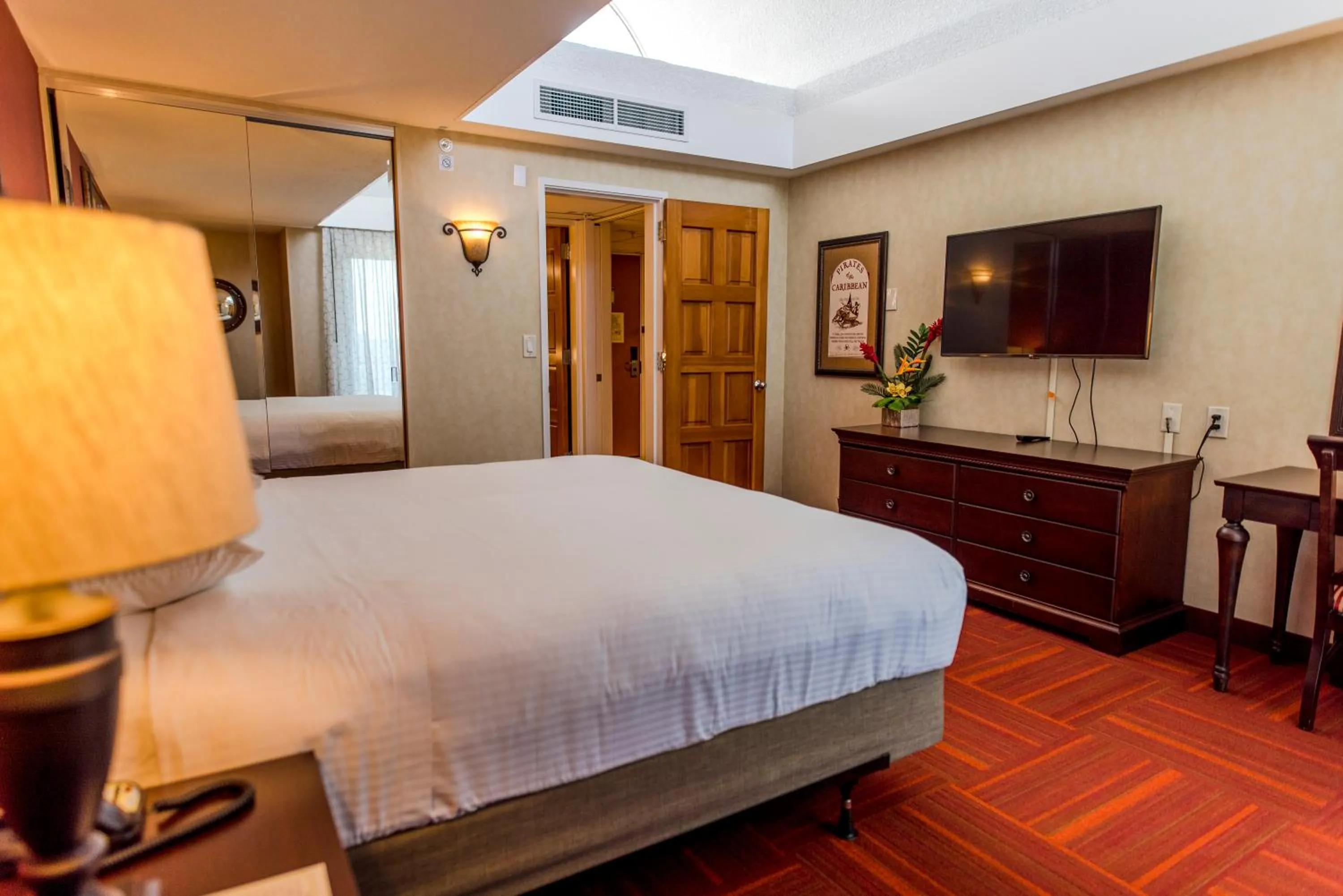 Bed in Howard Johnson by Wyndham Anaheim Hotel & Water Playground