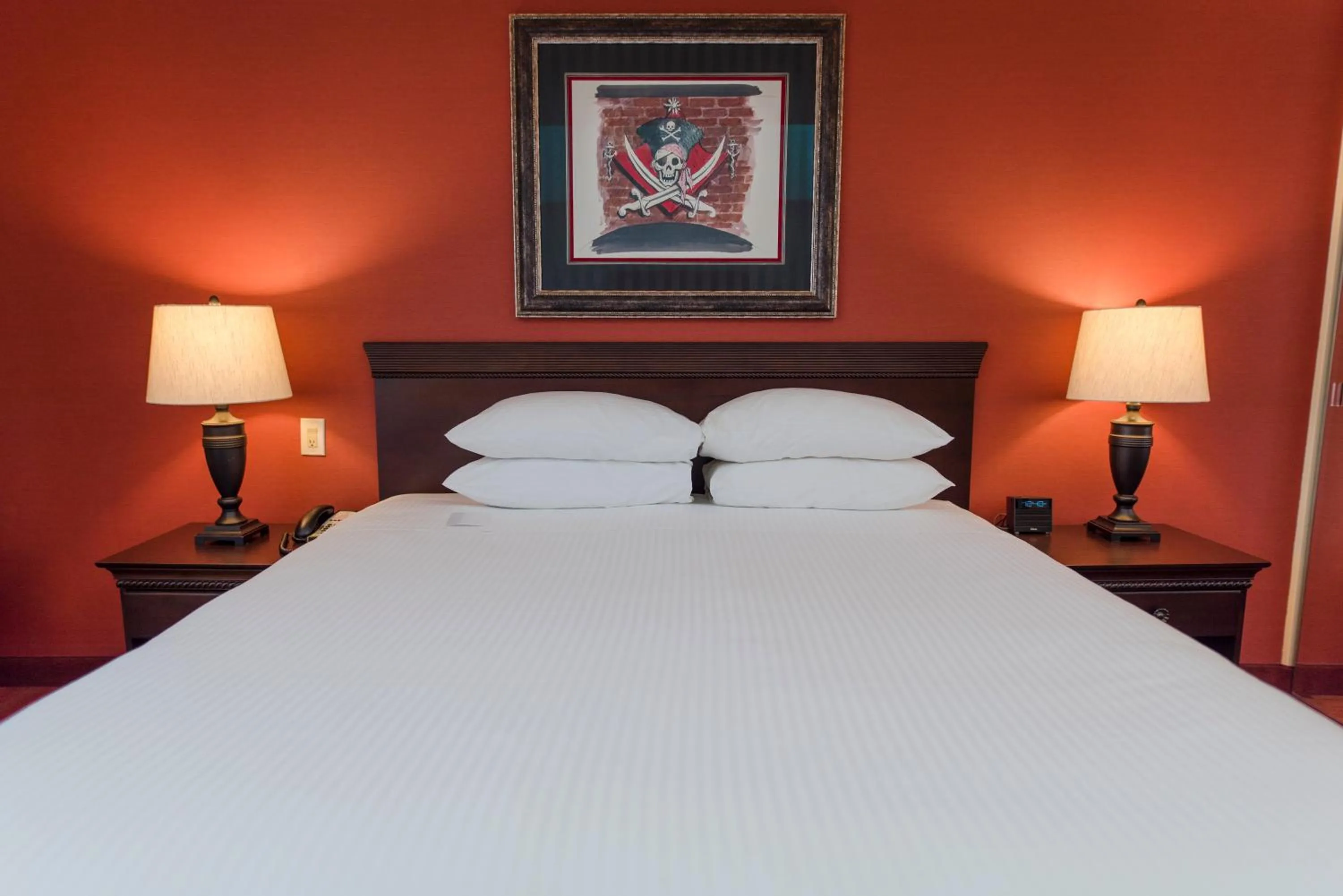 Bed in Howard Johnson by Wyndham Anaheim Hotel & Water Playground