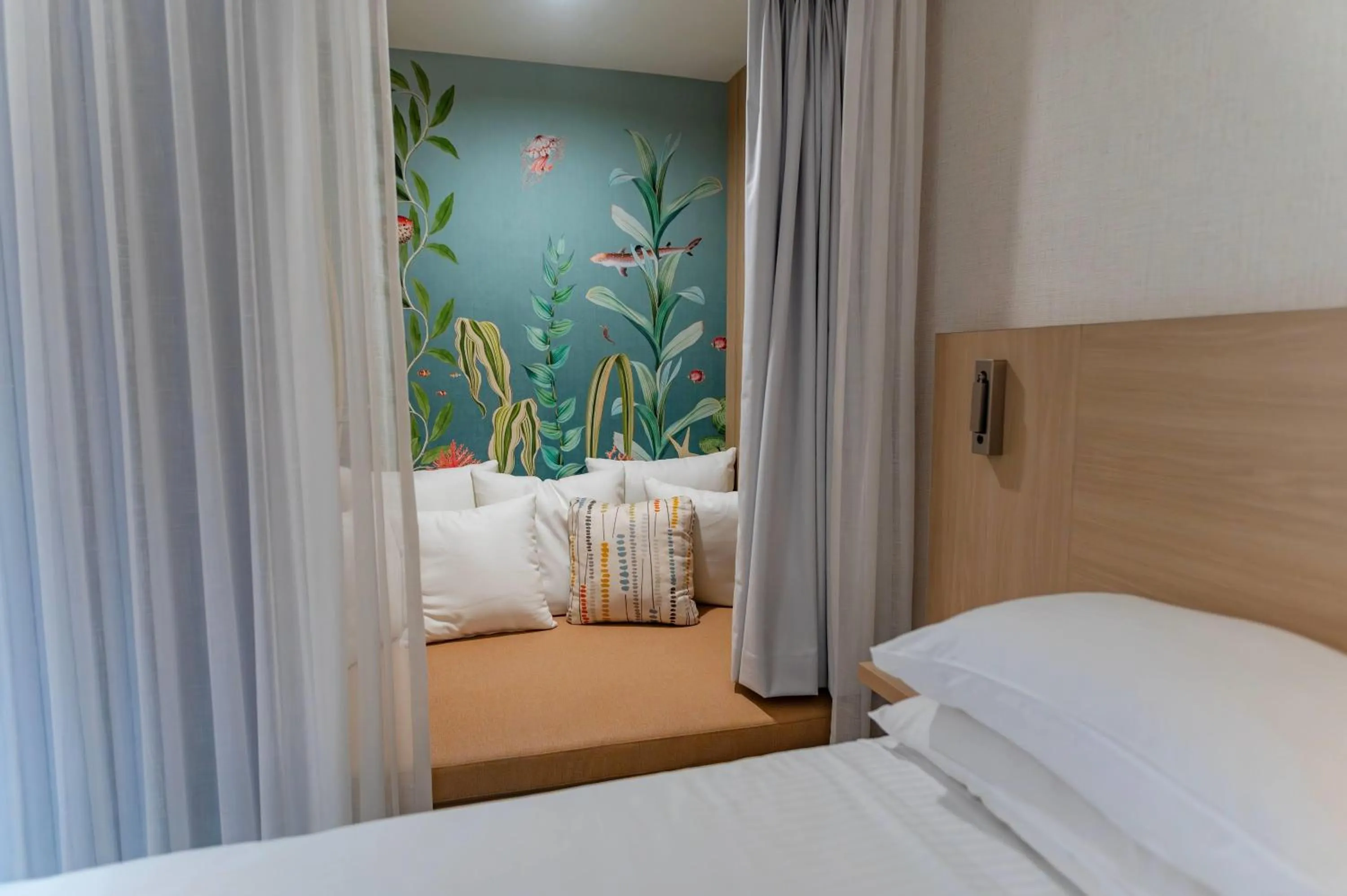 Photo of the whole room, Bed in Howard Johnson by Wyndham Anaheim Hotel and Water Playground