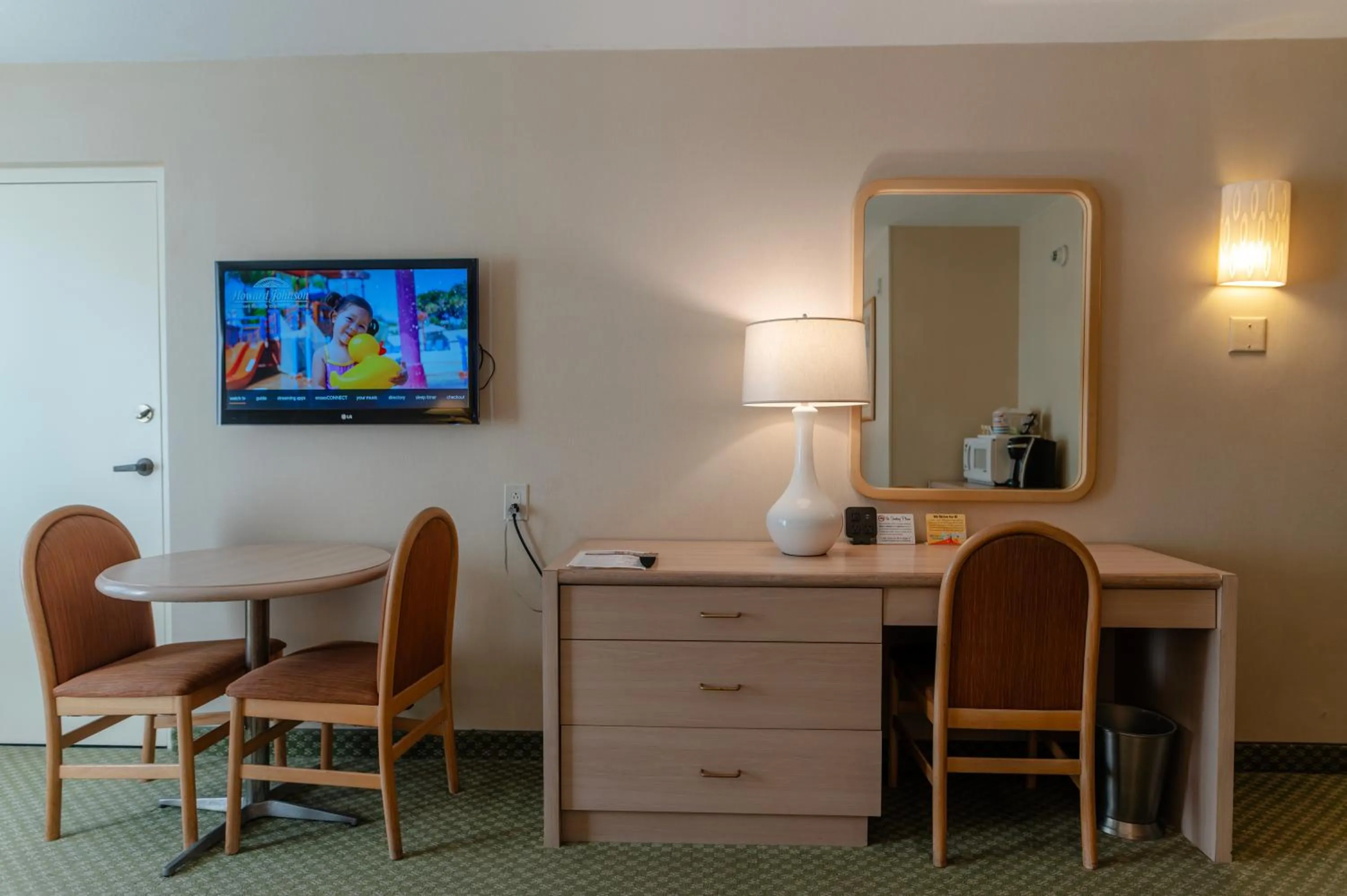TV and multimedia in Howard Johnson by Wyndham Anaheim Hotel & Water Playground