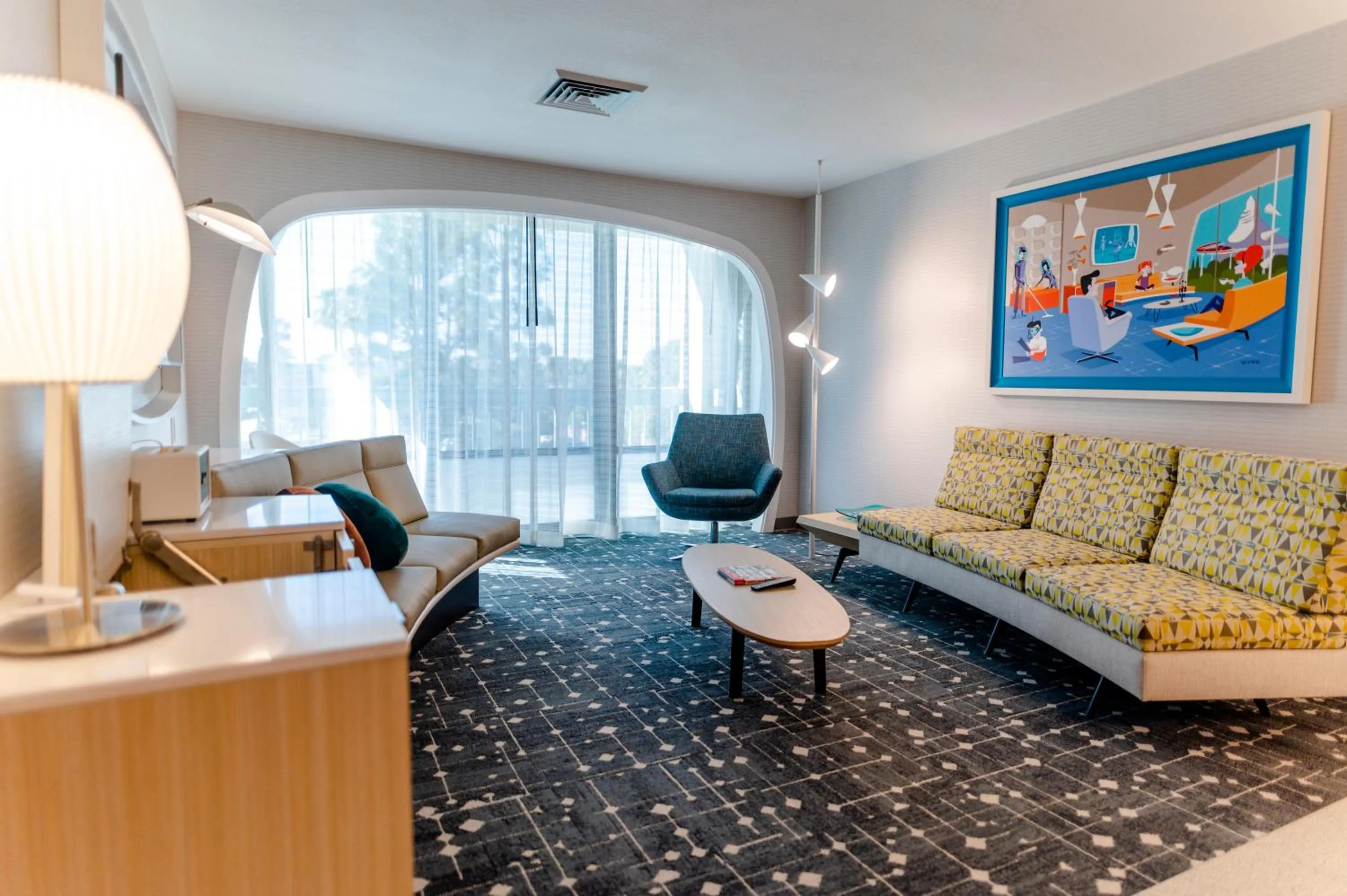 Living room in Howard Johnson by Wyndham Anaheim Hotel & Water Playground