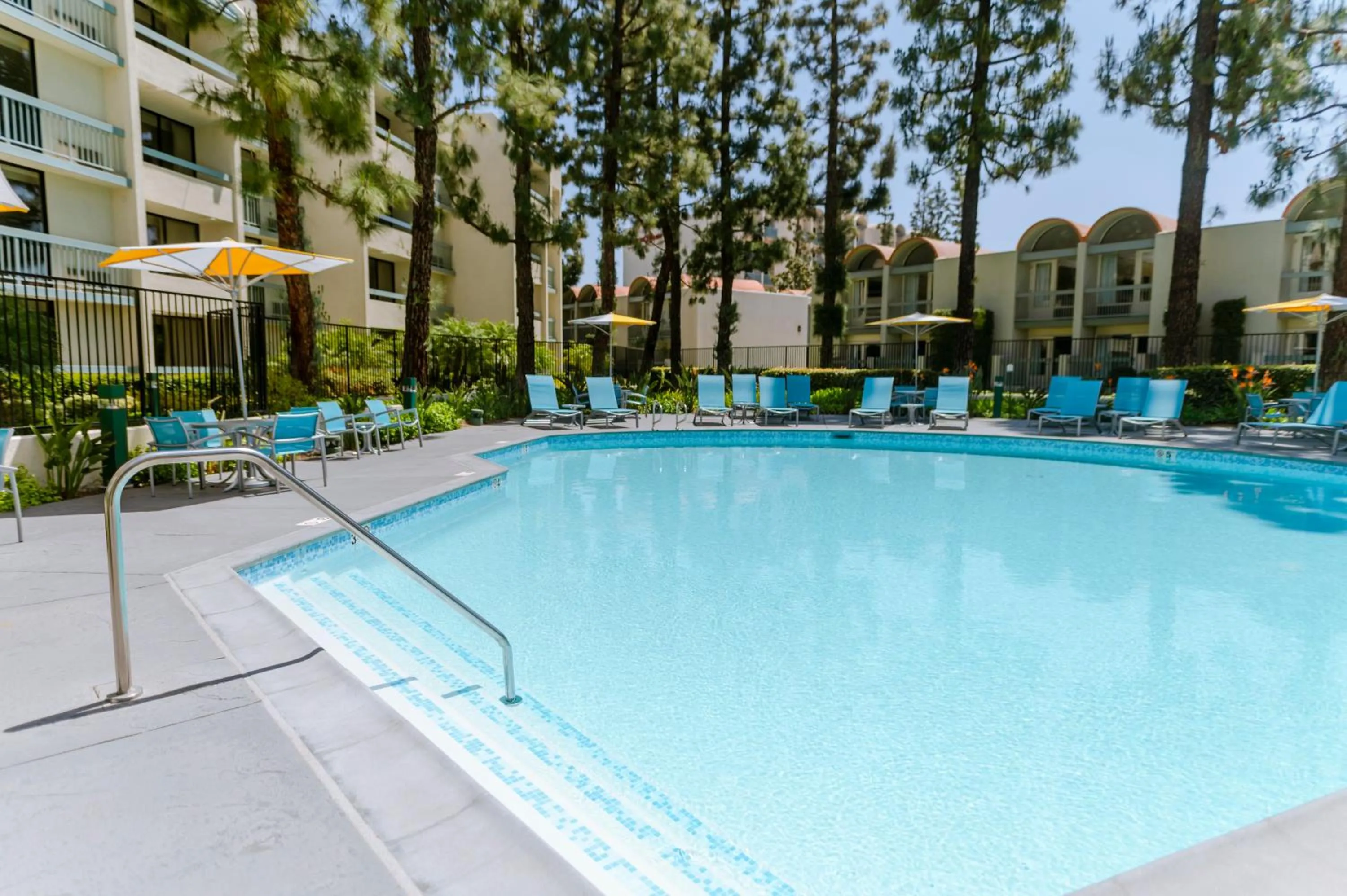 Spring in Howard Johnson by Wyndham Anaheim Hotel & Water Playground