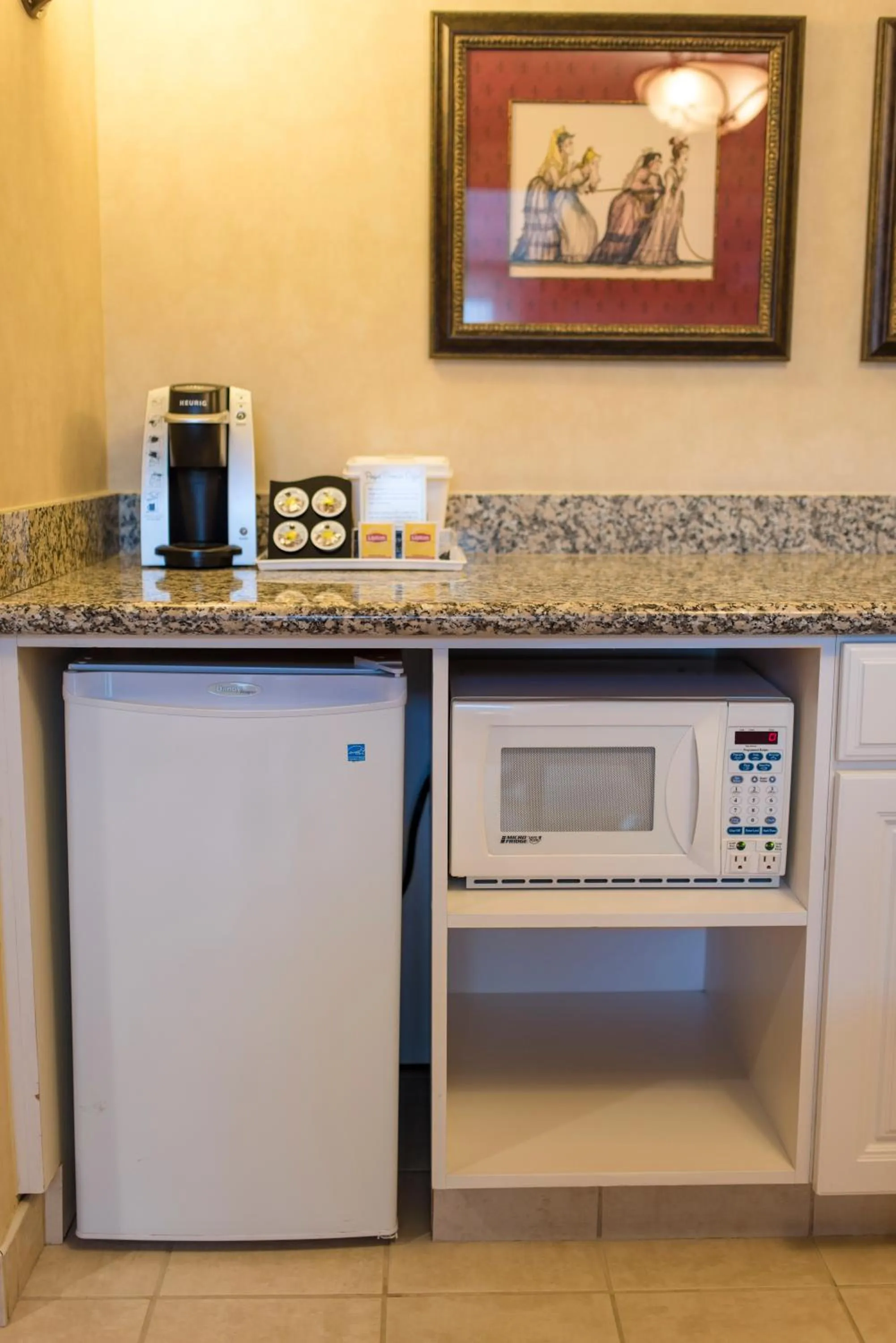 Coffee/tea facilities in Howard Johnson by Wyndham Anaheim Hotel & Water Playground