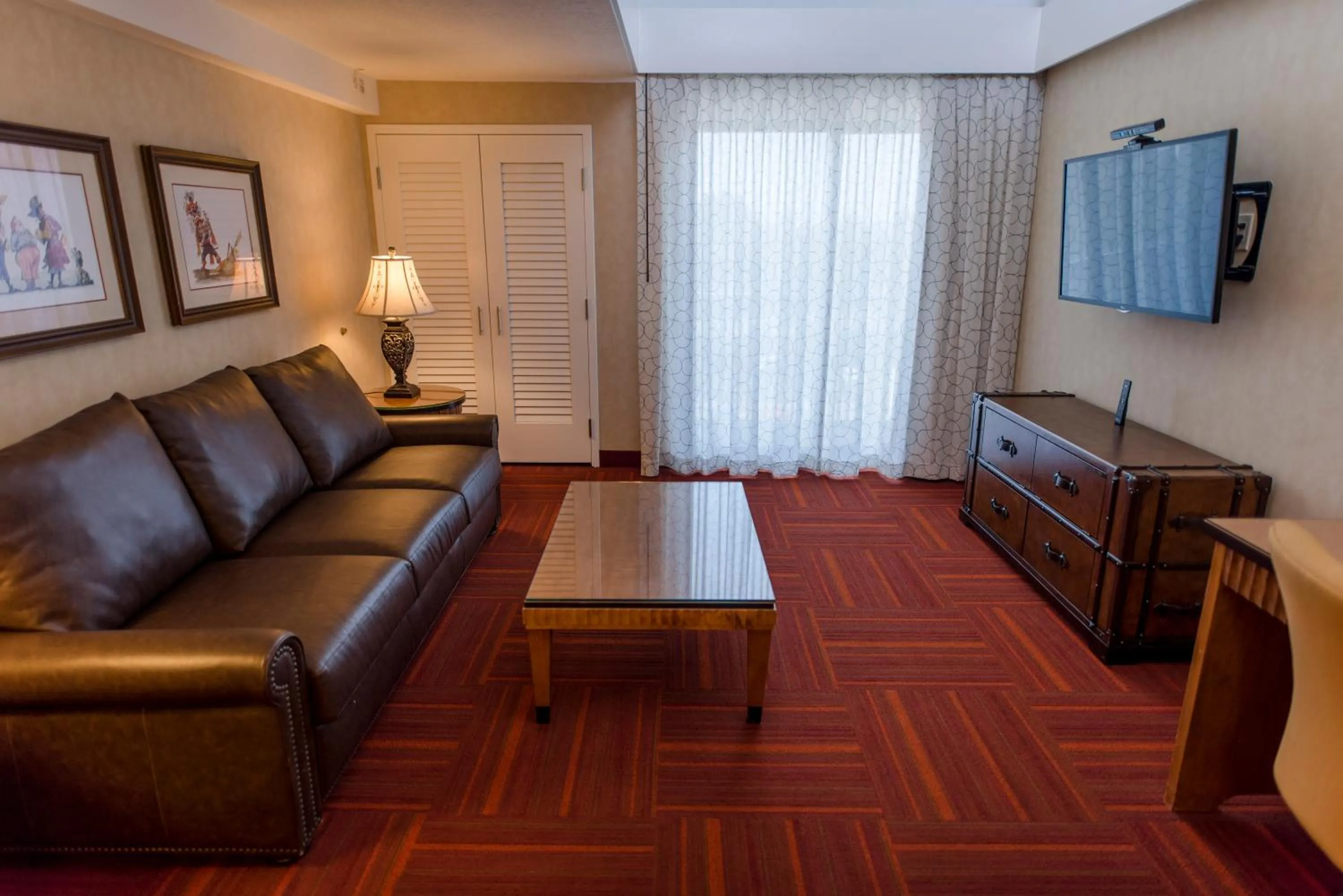 Living room in Howard Johnson by Wyndham Anaheim Hotel & Water Playground
