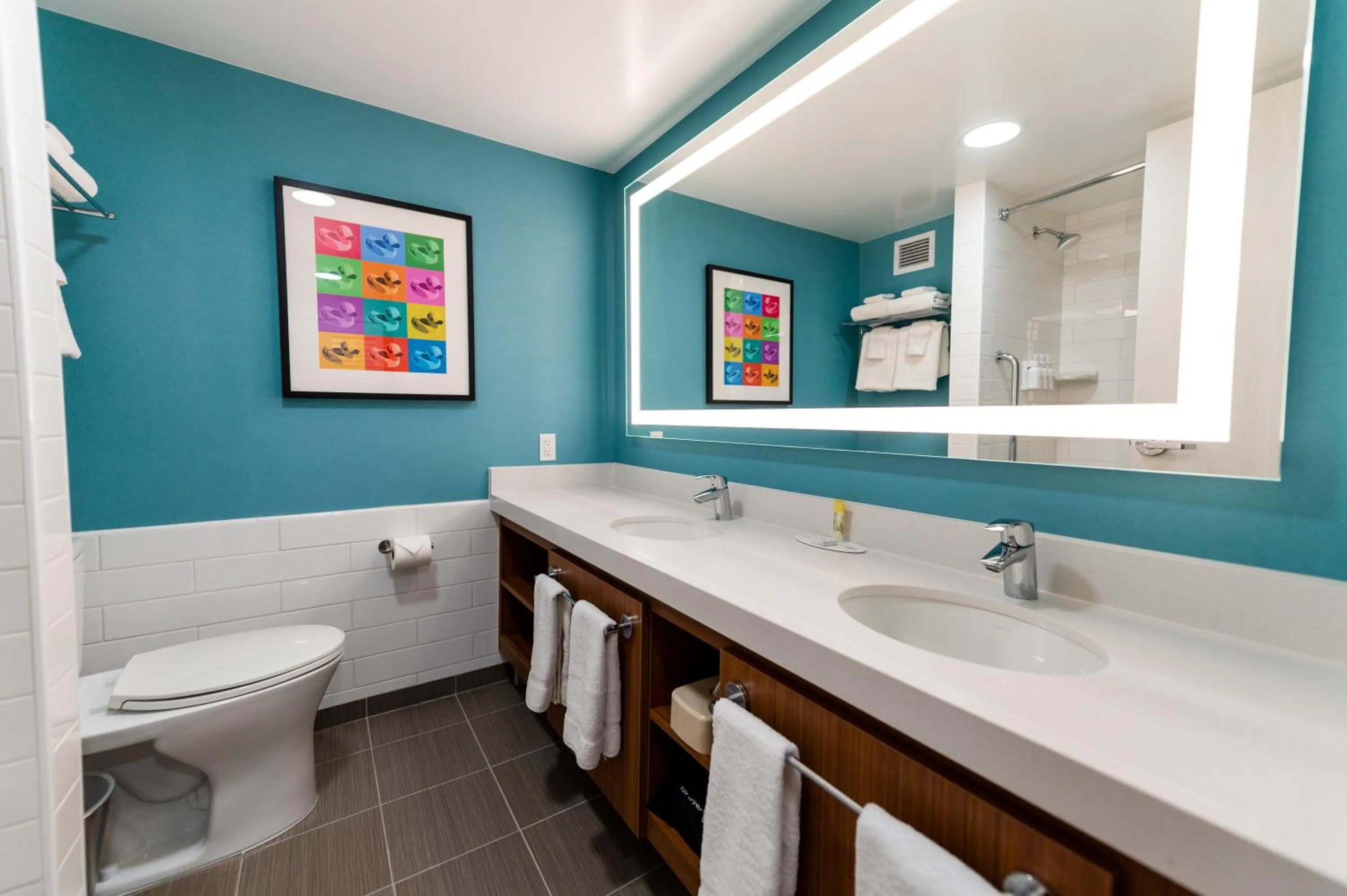 Toilet in Howard Johnson by Wyndham Anaheim Hotel & Water Playground