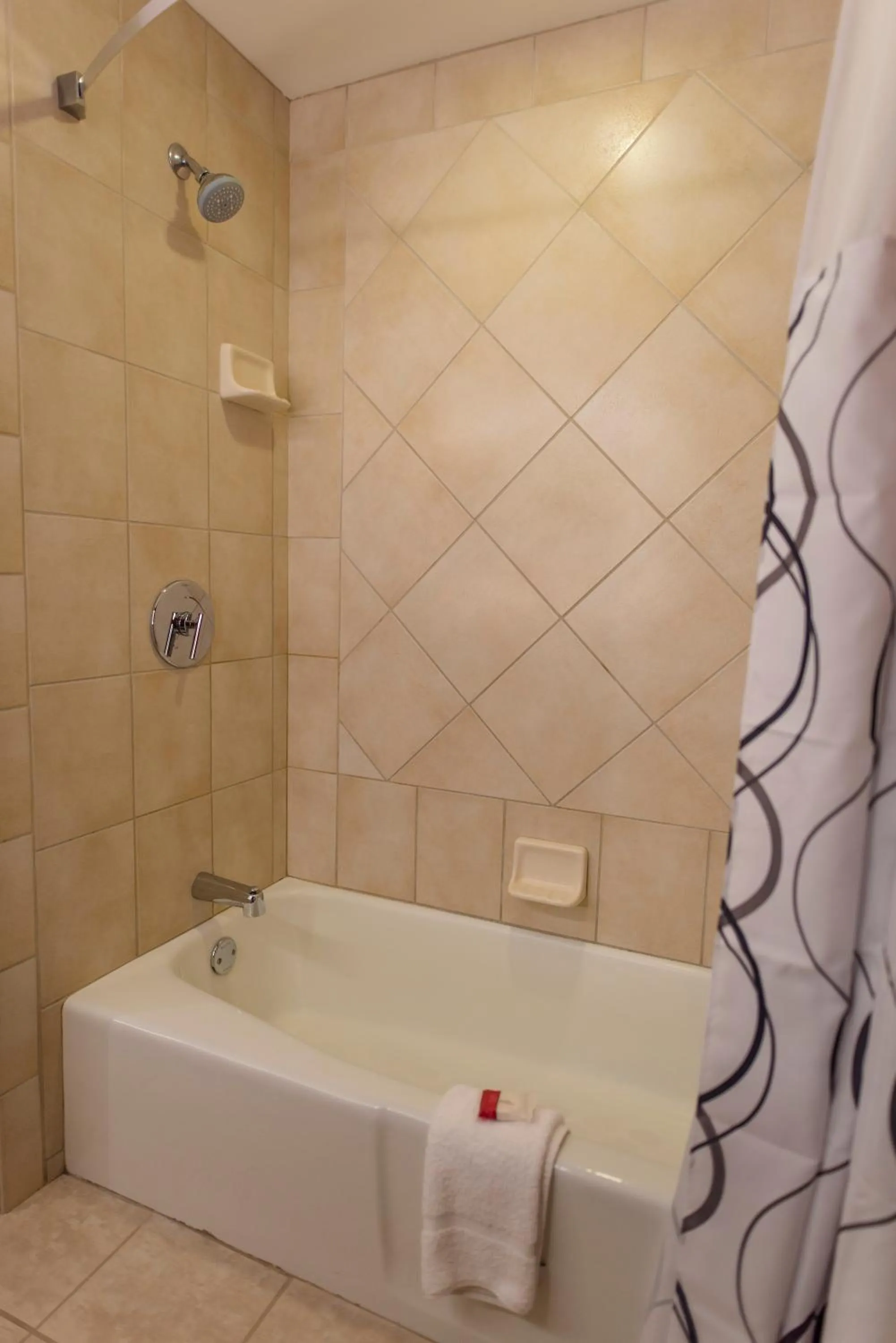 Shower in Howard Johnson by Wyndham Anaheim Hotel & Water Playground