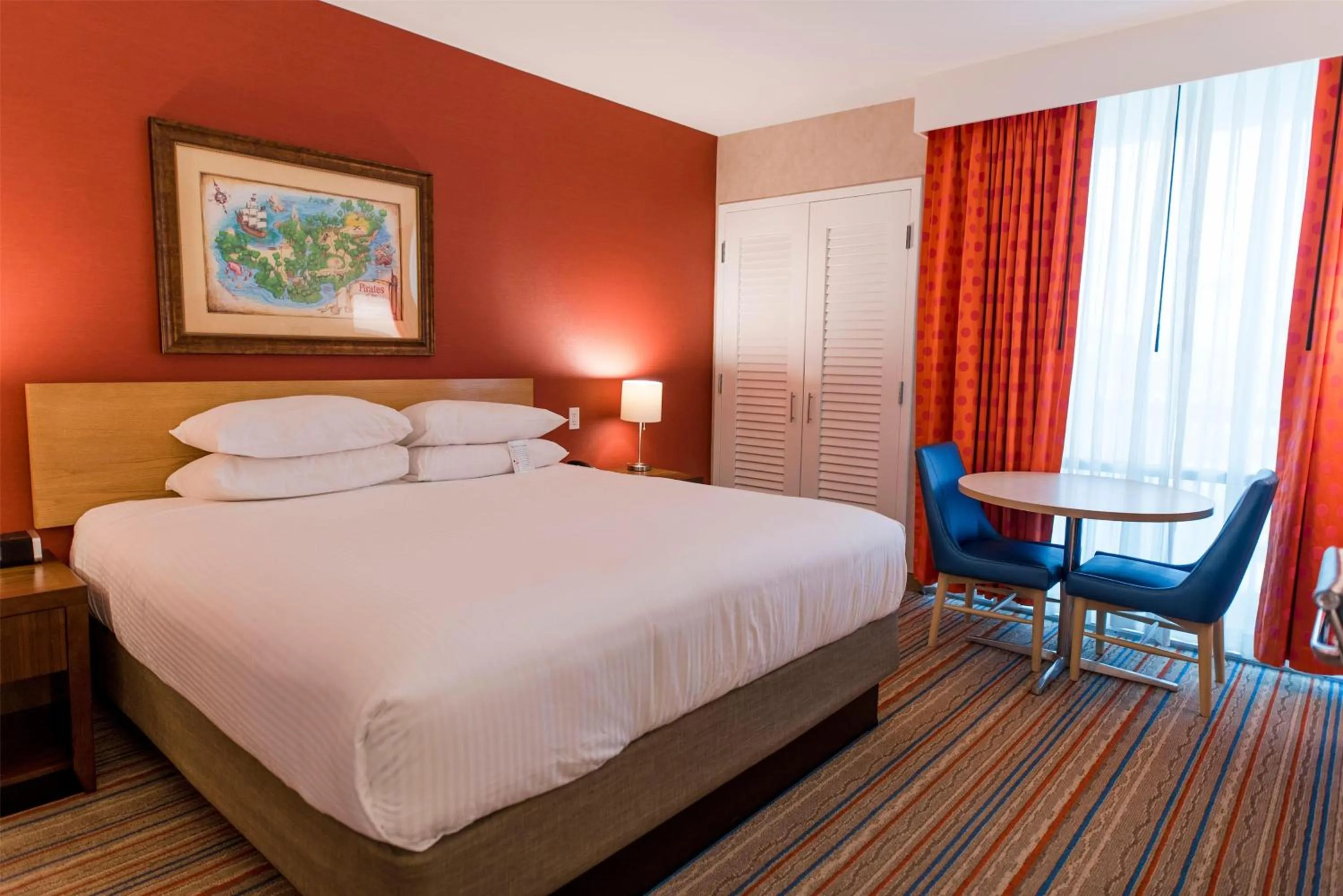 Photo of the whole room, Bed in Howard Johnson by Wyndham Anaheim Hotel & Water Playground