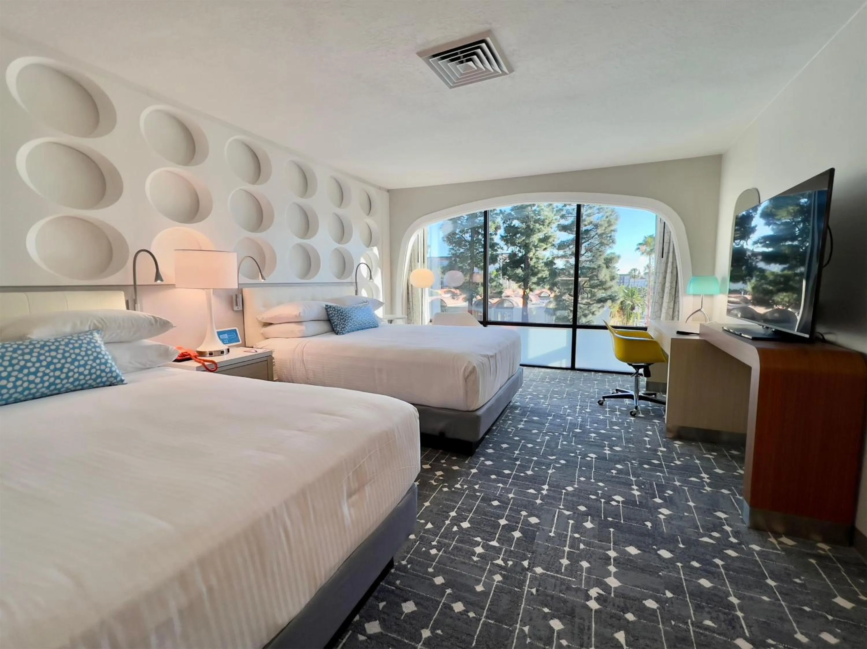 Photo of the whole room, Bed in Howard Johnson by Wyndham Anaheim Hotel & Water Playground