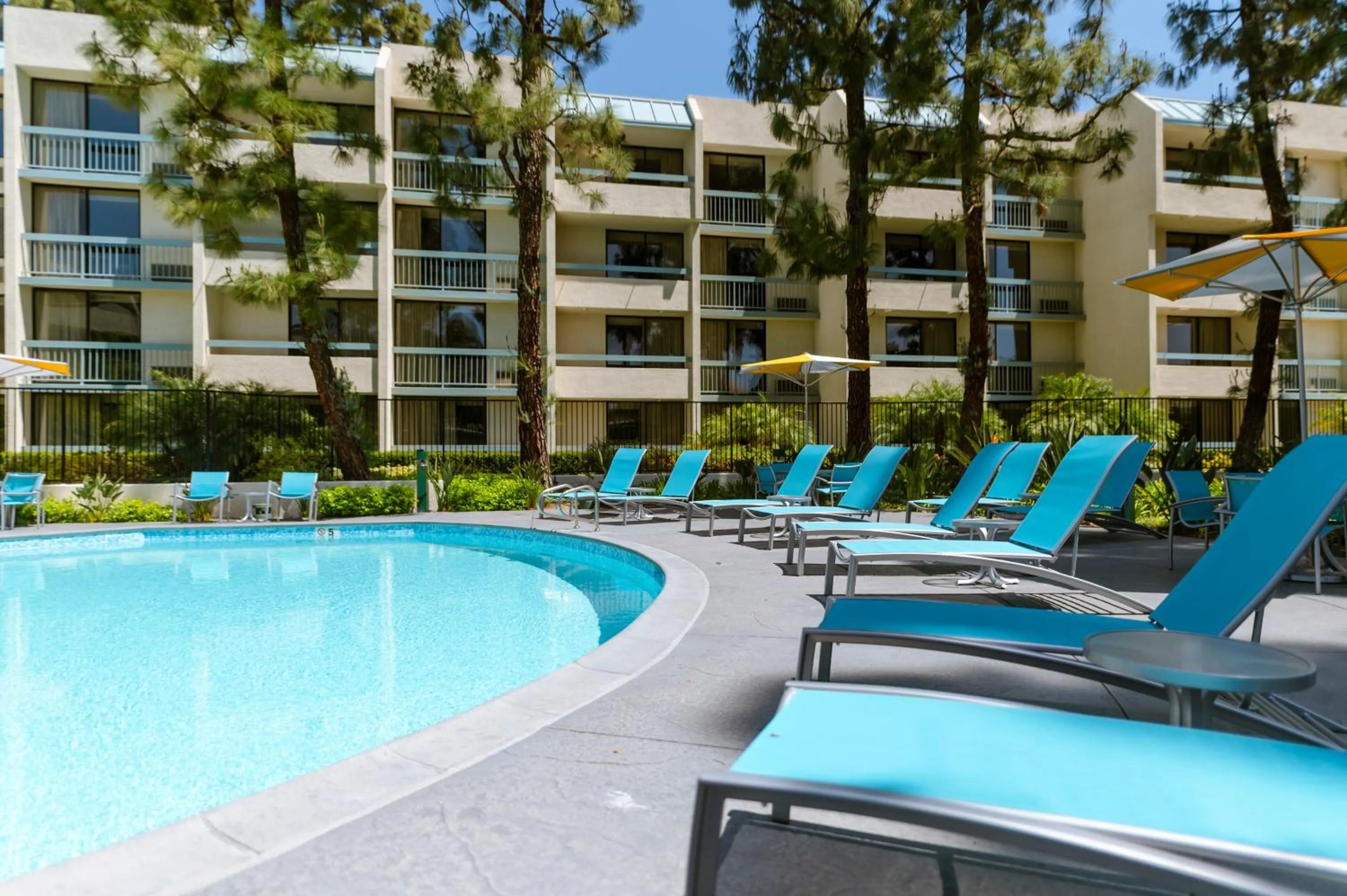 Spring in Howard Johnson by Wyndham Anaheim Hotel & Water Playground