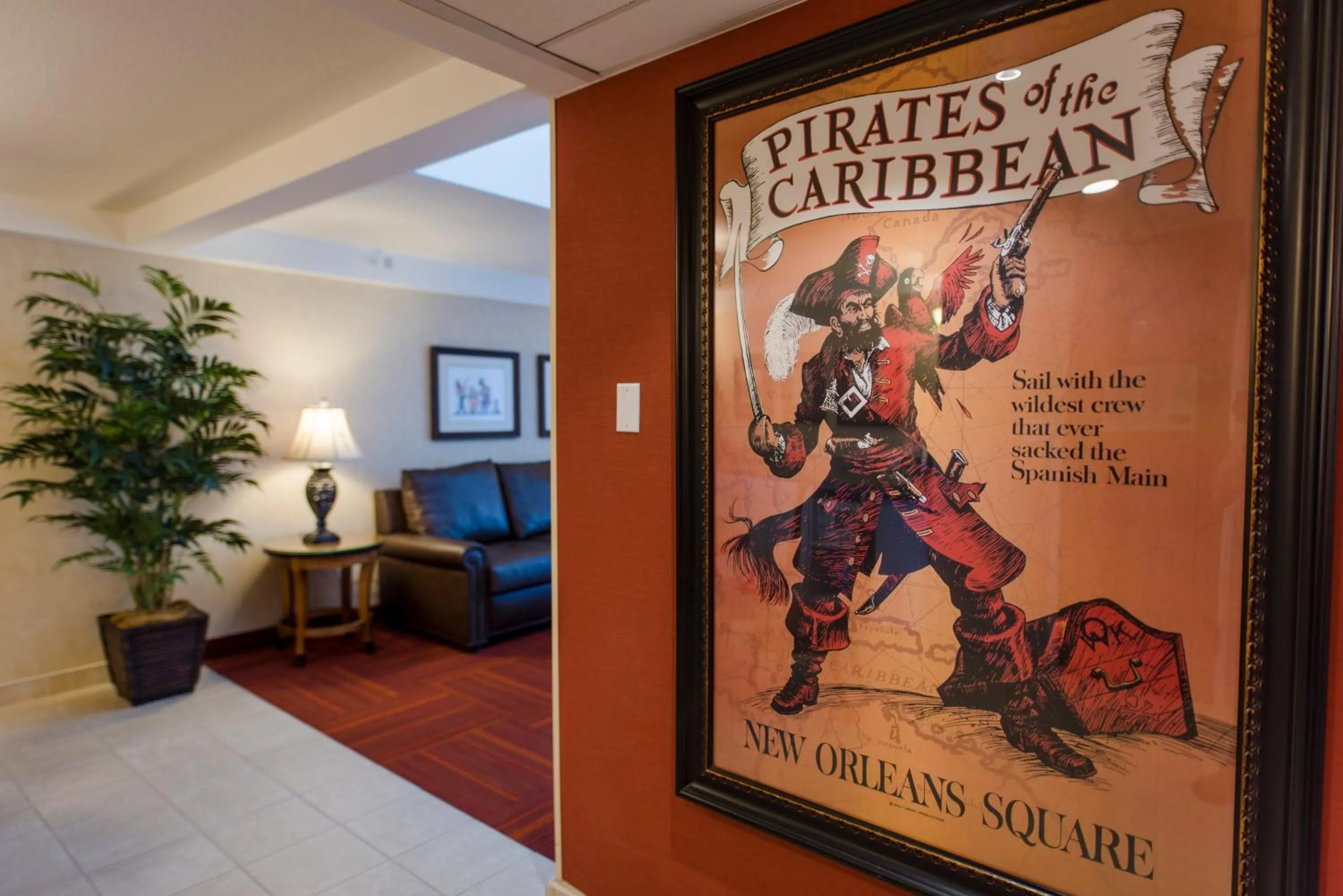 Living room in Howard Johnson by Wyndham Anaheim Hotel & Water Playground