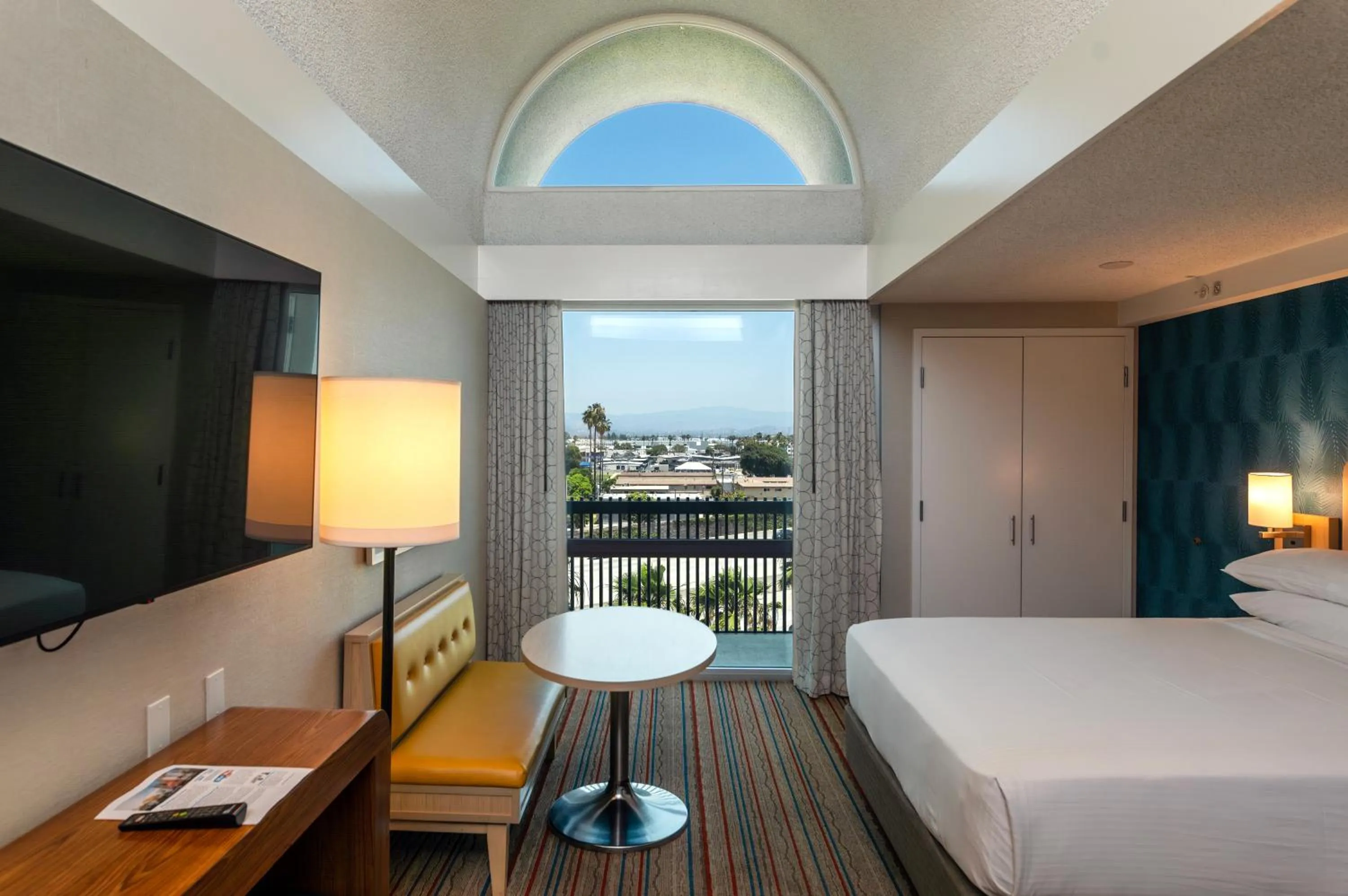 View (from property/room), Bed in Howard Johnson by Wyndham Anaheim Hotel & Water Playground