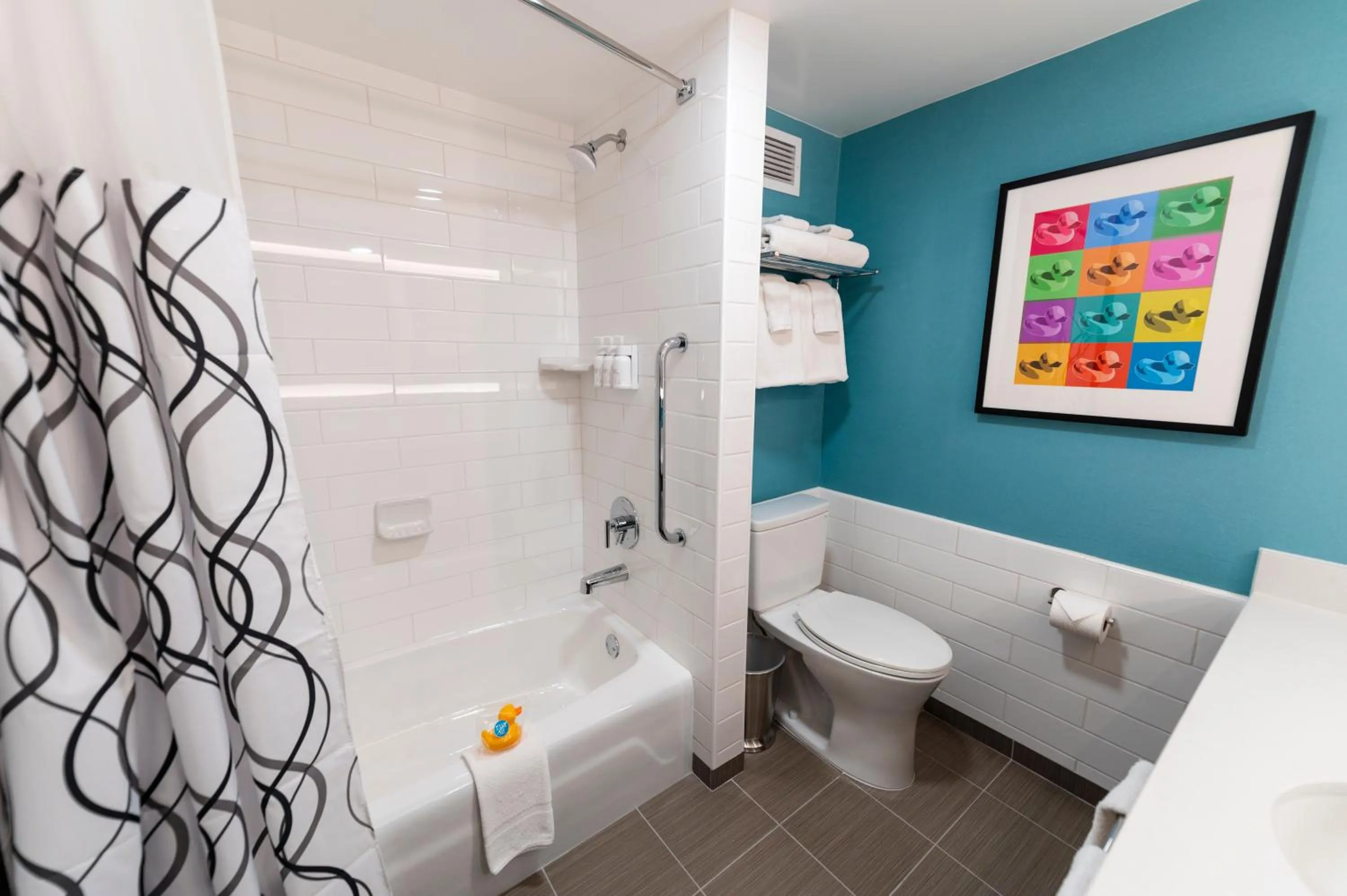 Shower in Howard Johnson by Wyndham Anaheim Hotel & Water Playground