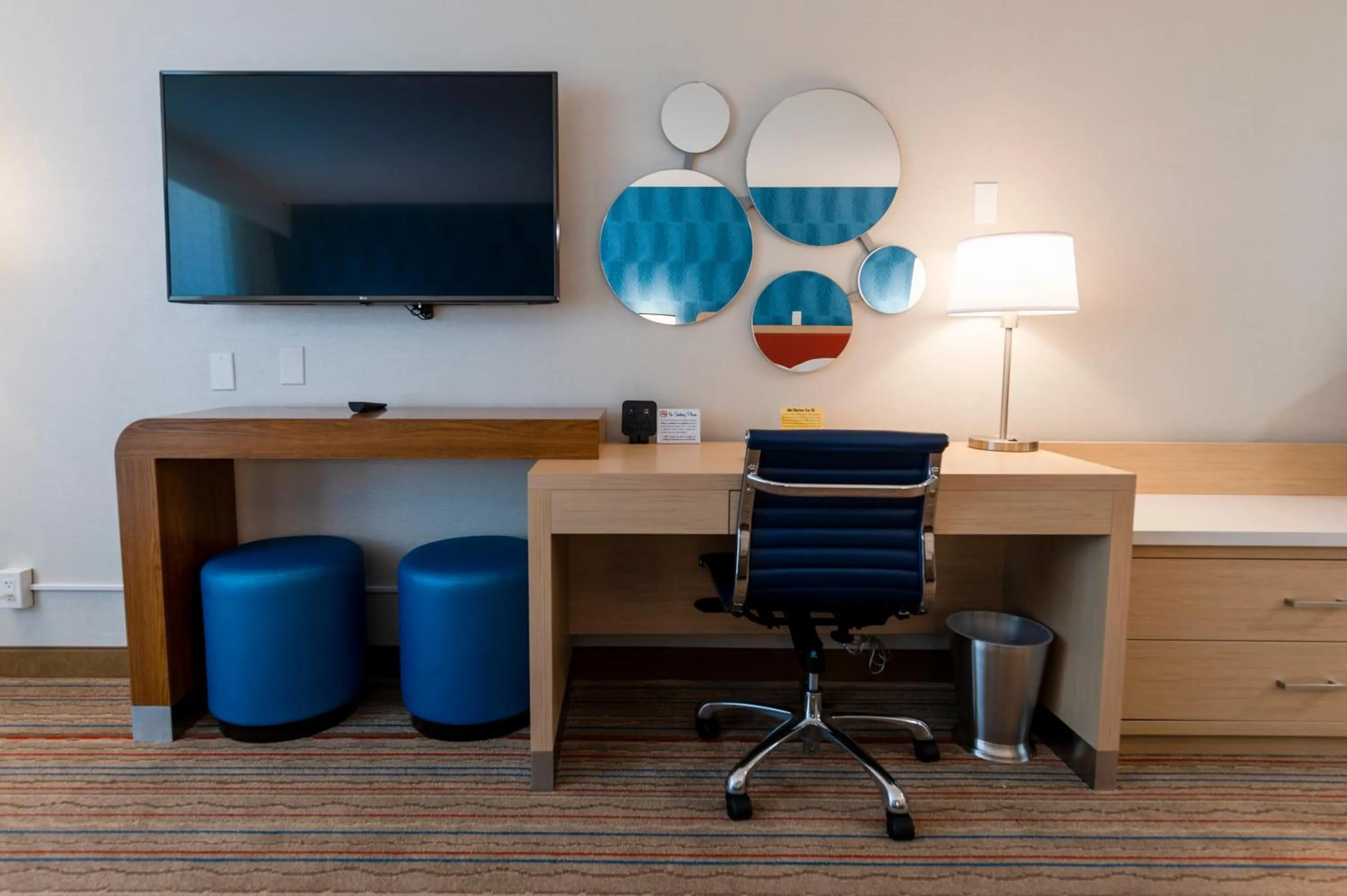 TV and multimedia in Howard Johnson by Wyndham Anaheim Hotel & Water Playground